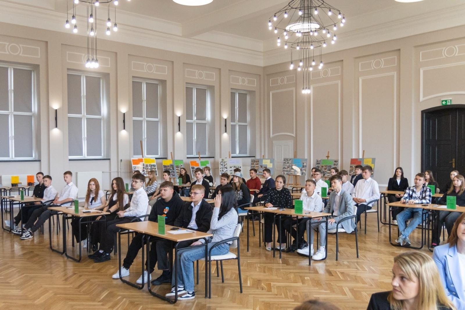 Zdjęcie w galerii na portalu naszraciborz.pl: Matematyka i ekonomia w jednej grze – emocjonująca rywalizacja uczniów z całego powiatu wiadomości z regionu