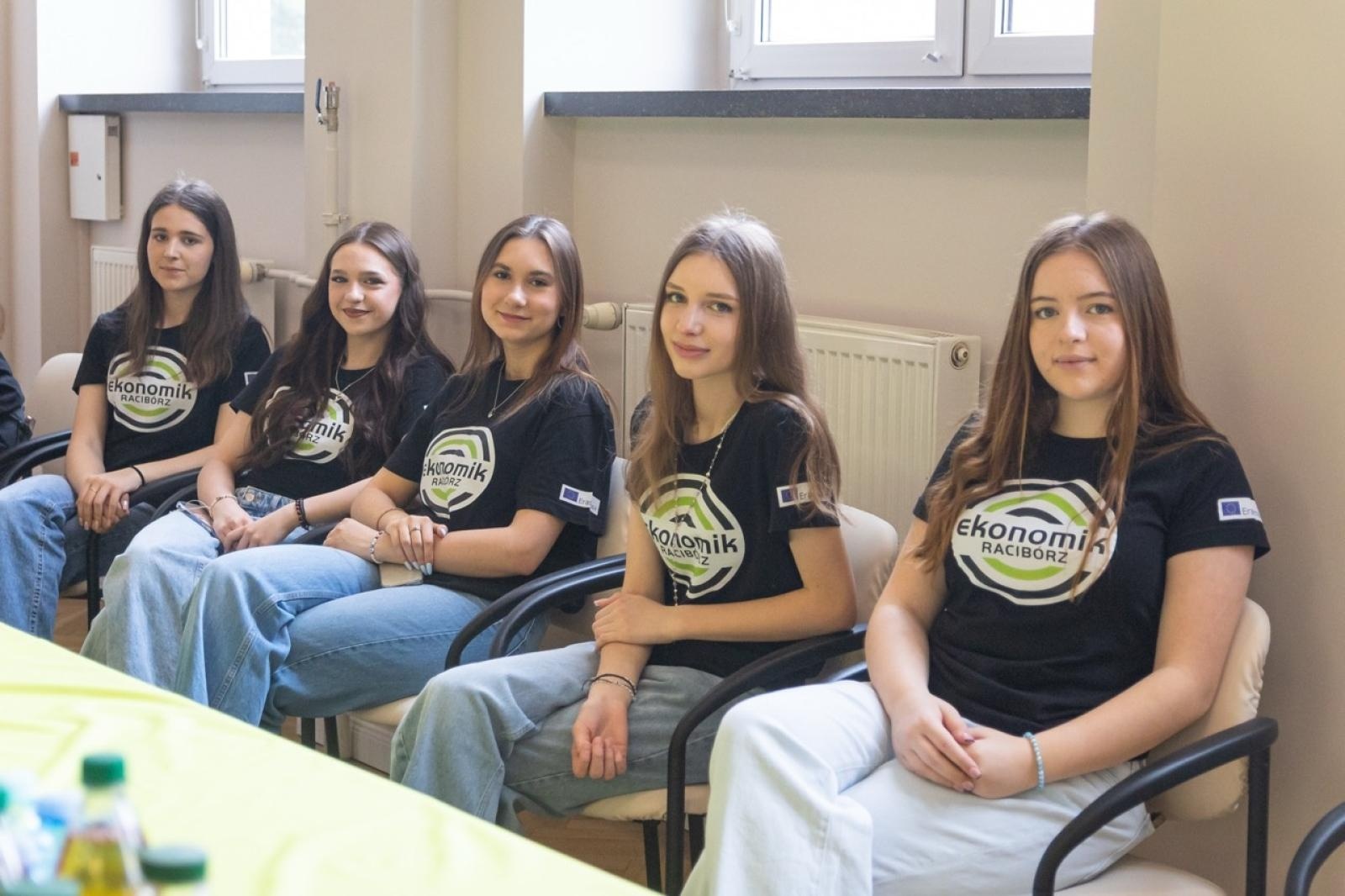 Zdjęcie w galerii na portalu naszraciborz.pl: Matematyka i ekonomia w jednej grze – emocjonująca rywalizacja uczniów z całego powiatu wiadomości z regionu