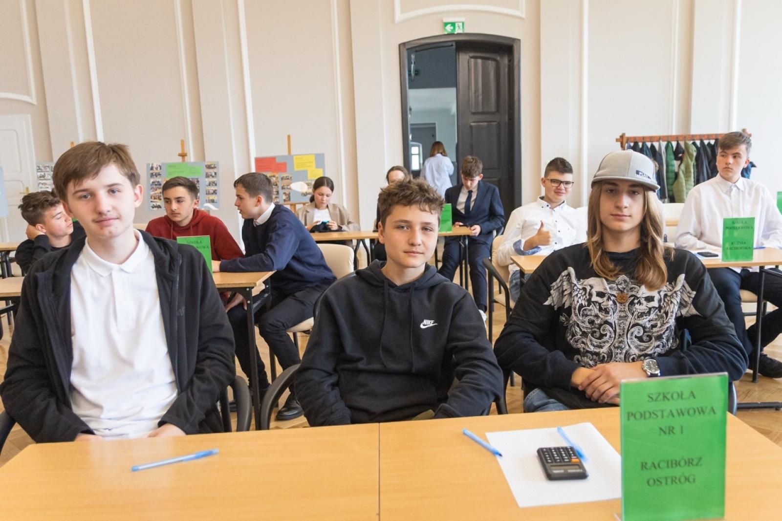 Zdjęcie w galerii na portalu naszraciborz.pl: Matematyka i ekonomia w jednej grze – emocjonująca rywalizacja uczniów z całego powiatu wiadomości z regionu