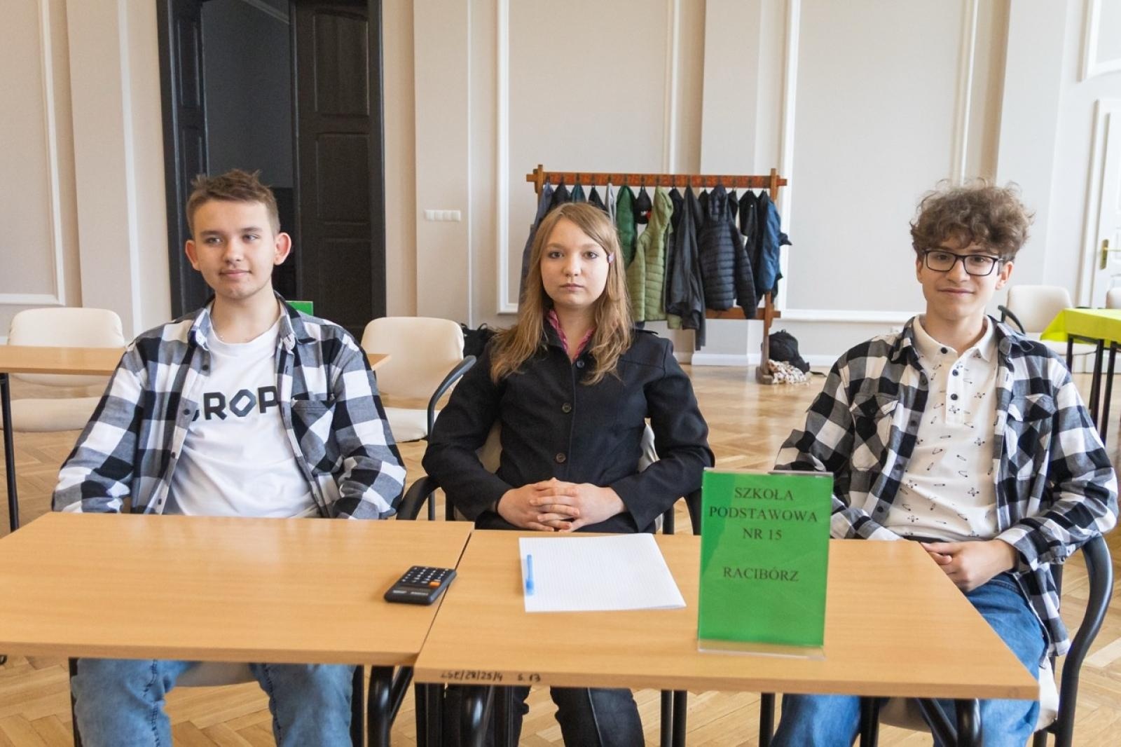 Zdjęcie w galerii na portalu naszraciborz.pl: Matematyka i ekonomia w jednej grze – emocjonująca rywalizacja uczniów z całego powiatu wiadomości z regionu