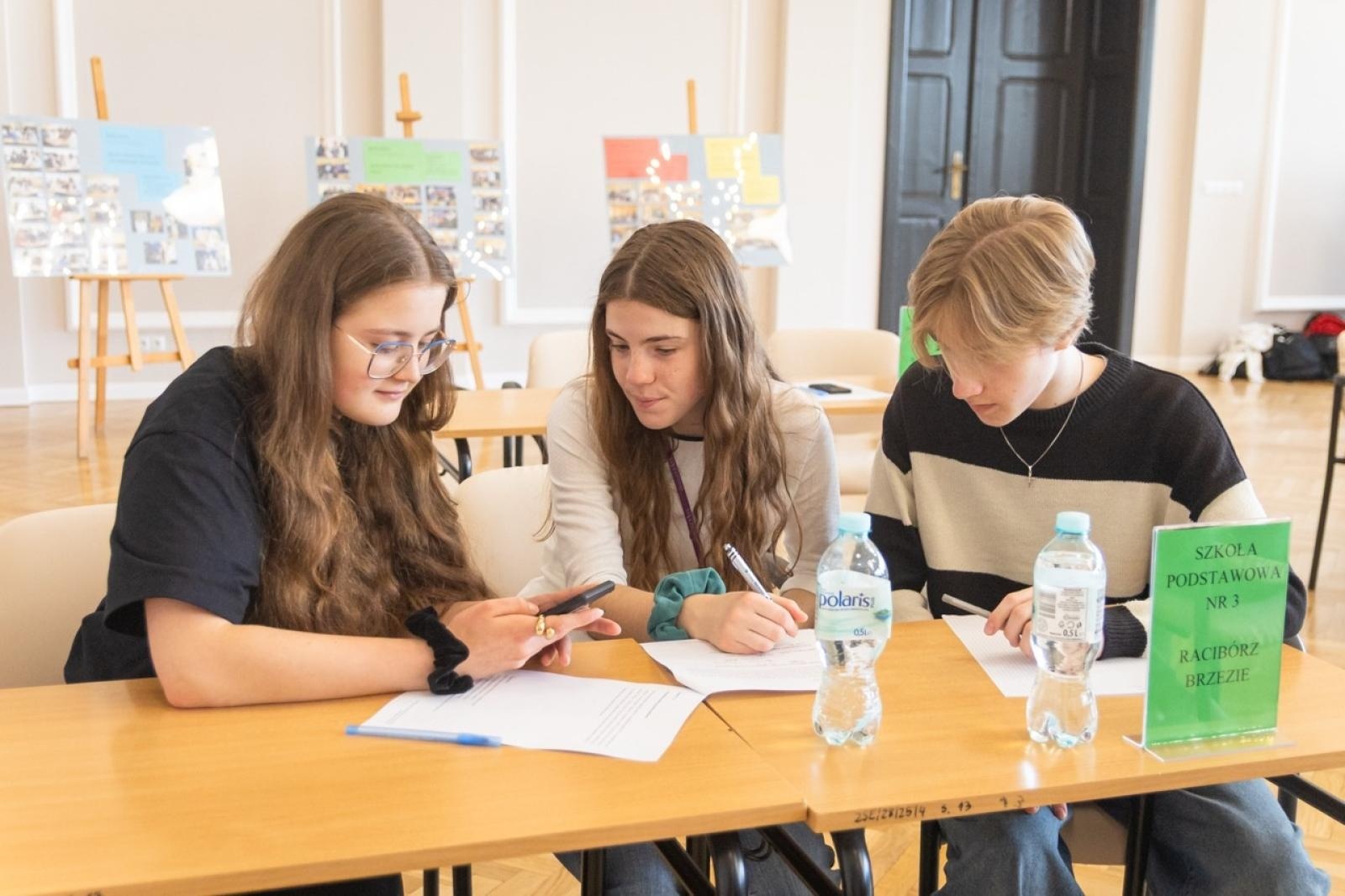 Zdjęcie w galerii na portalu naszraciborz.pl: Matematyka i ekonomia w jednej grze – emocjonująca rywalizacja uczniów z całego powiatu wiadomości z regionu