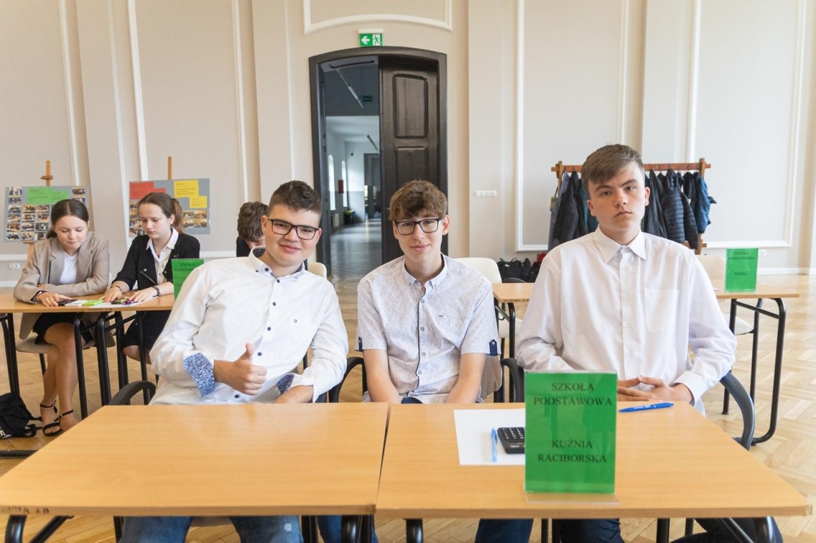 Zdjęcie w galerii na portalu naszraciborz.pl: Matematyka i ekonomia w jednej grze – emocjonująca rywalizacja uczniów z całego powiatu wiadomości z regionu