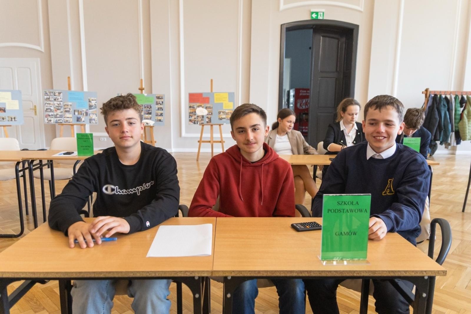 Zdjęcie w galerii na portalu naszraciborz.pl: Matematyka i ekonomia w jednej grze – emocjonująca rywalizacja uczniów z całego powiatu wiadomości z regionu