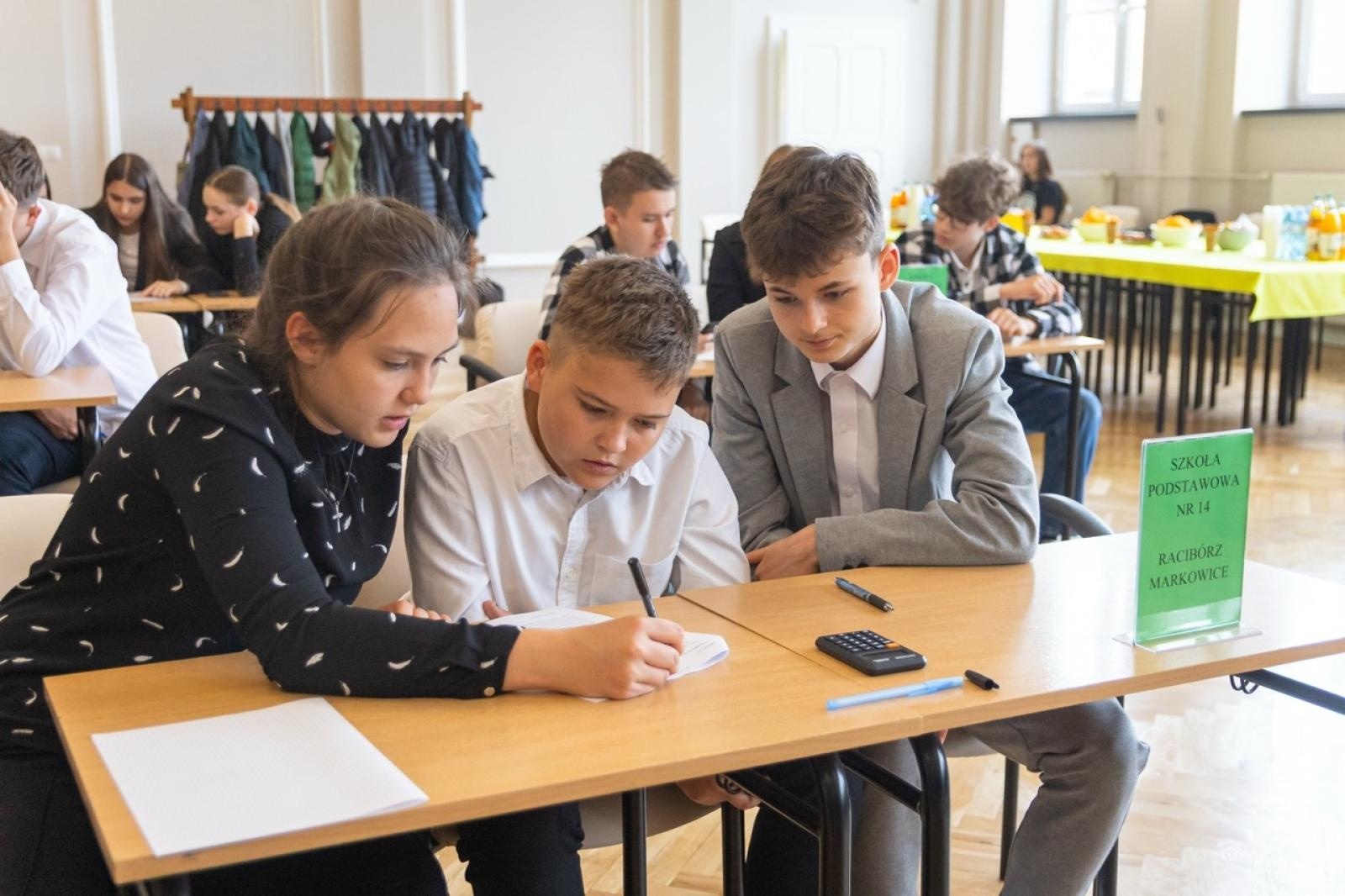 Zdjęcie w galerii na portalu naszraciborz.pl: Matematyka i ekonomia w jednej grze – emocjonująca rywalizacja uczniów z całego powiatu wiadomości z regionu
