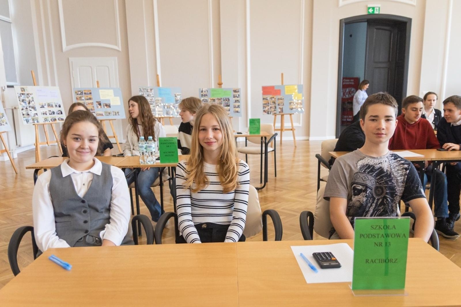 Zdjęcie w galerii na portalu naszraciborz.pl: Matematyka i ekonomia w jednej grze – emocjonująca rywalizacja uczniów z całego powiatu wiadomości z regionu