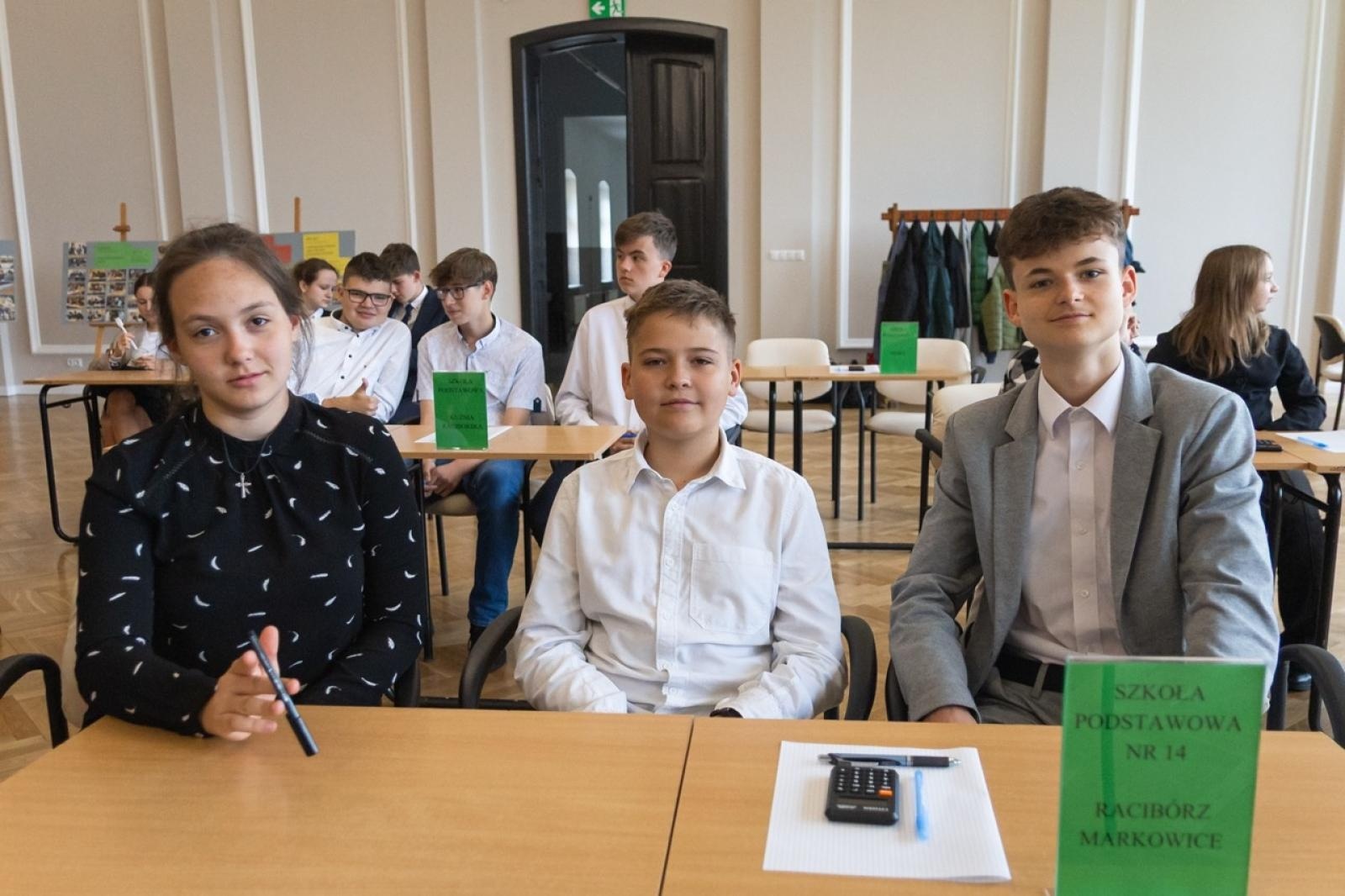 Zdjęcie w galerii na portalu naszraciborz.pl: Matematyka i ekonomia w jednej grze – emocjonująca rywalizacja uczniów z całego powiatu wiadomości z regionu