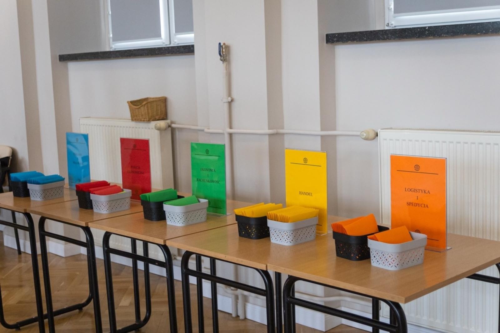 Zdjęcie w galerii na portalu naszraciborz.pl: Matematyka i ekonomia w jednej grze – emocjonująca rywalizacja uczniów z całego powiatu wiadomości z regionu