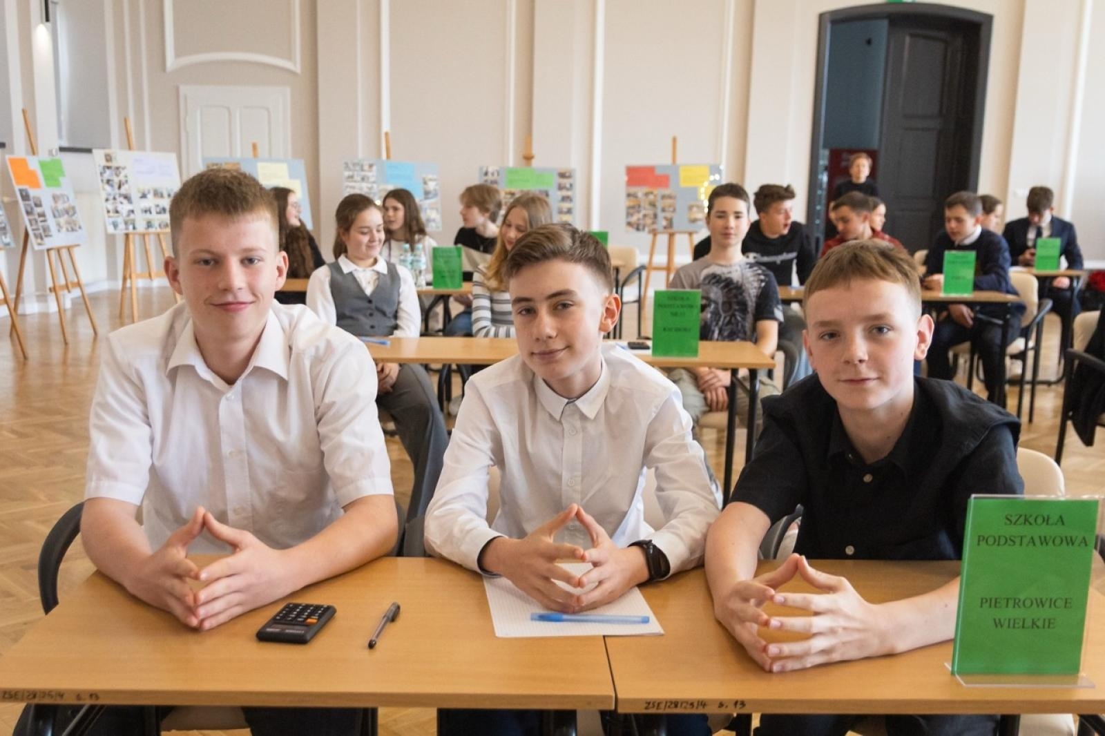 Zdjęcie w galerii na portalu naszraciborz.pl: Matematyka i ekonomia w jednej grze – emocjonująca rywalizacja uczniów z całego powiatu wiadomości z regionu