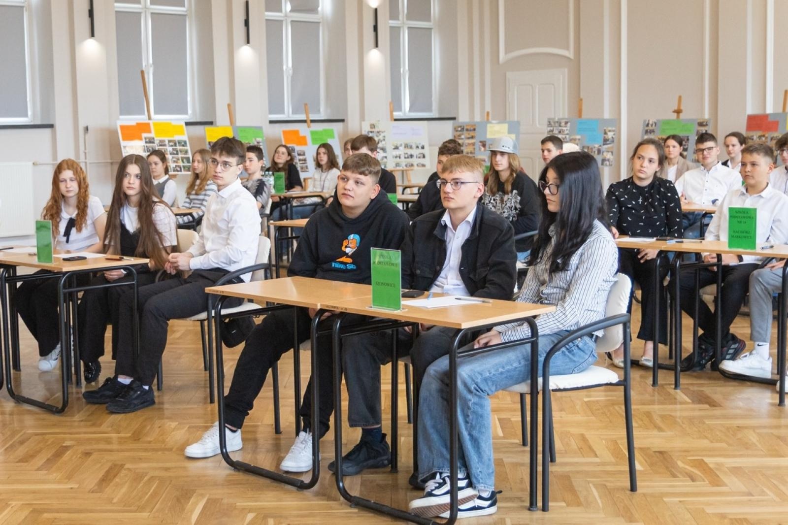 Zdjęcie w galerii na portalu naszraciborz.pl: Matematyka i ekonomia w jednej grze – emocjonująca rywalizacja uczniów z całego powiatu wiadomości z regionu