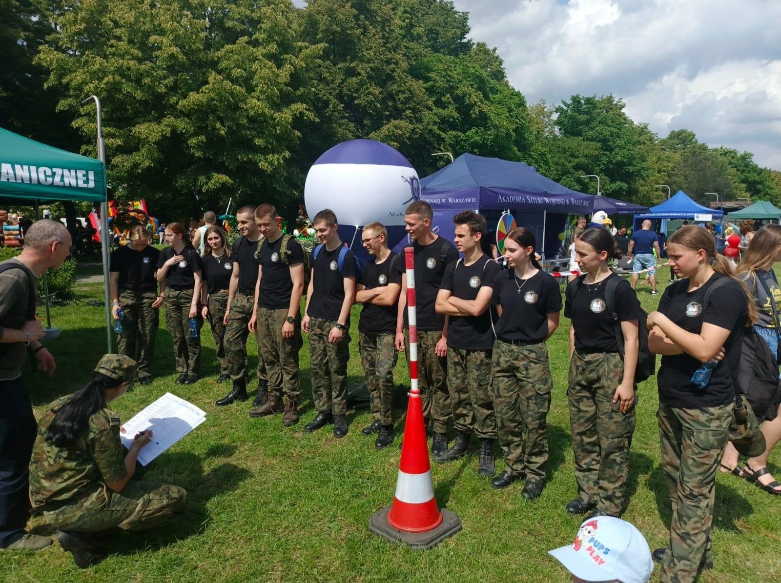 Zdjęcie w galerii na portalu naszraciborz.pl: Służby Dzieciom – ZSOMS świętowało Dzień Dziecka w mundurowym stylu! wiadomości z regionu