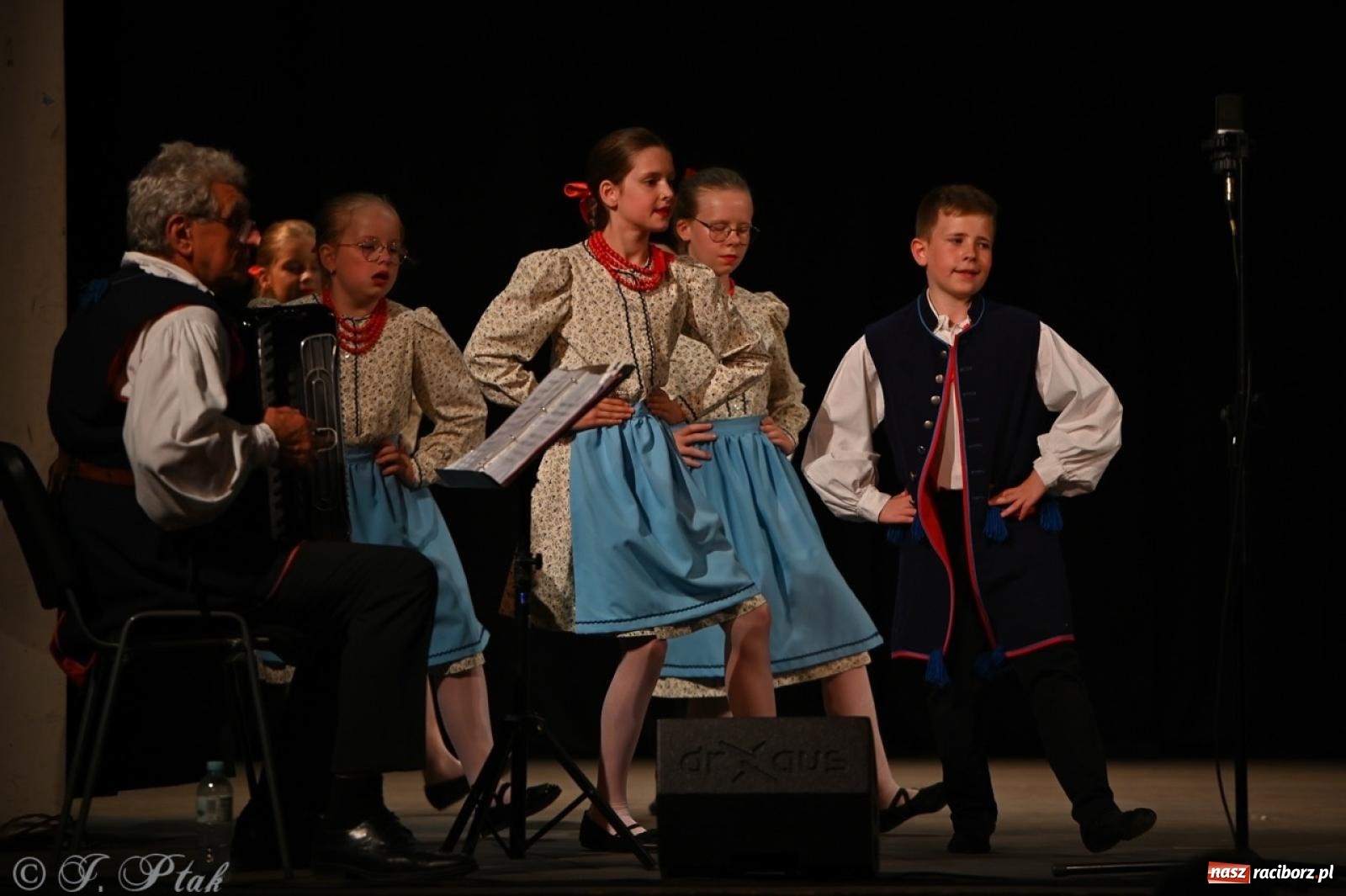 Zdjęcie w galerii na portalu naszraciborz.pl: Trzy pokolenia Strzechy na jednej scenie – koncert podsumowujący rok artystyczny wiadomości z regionu