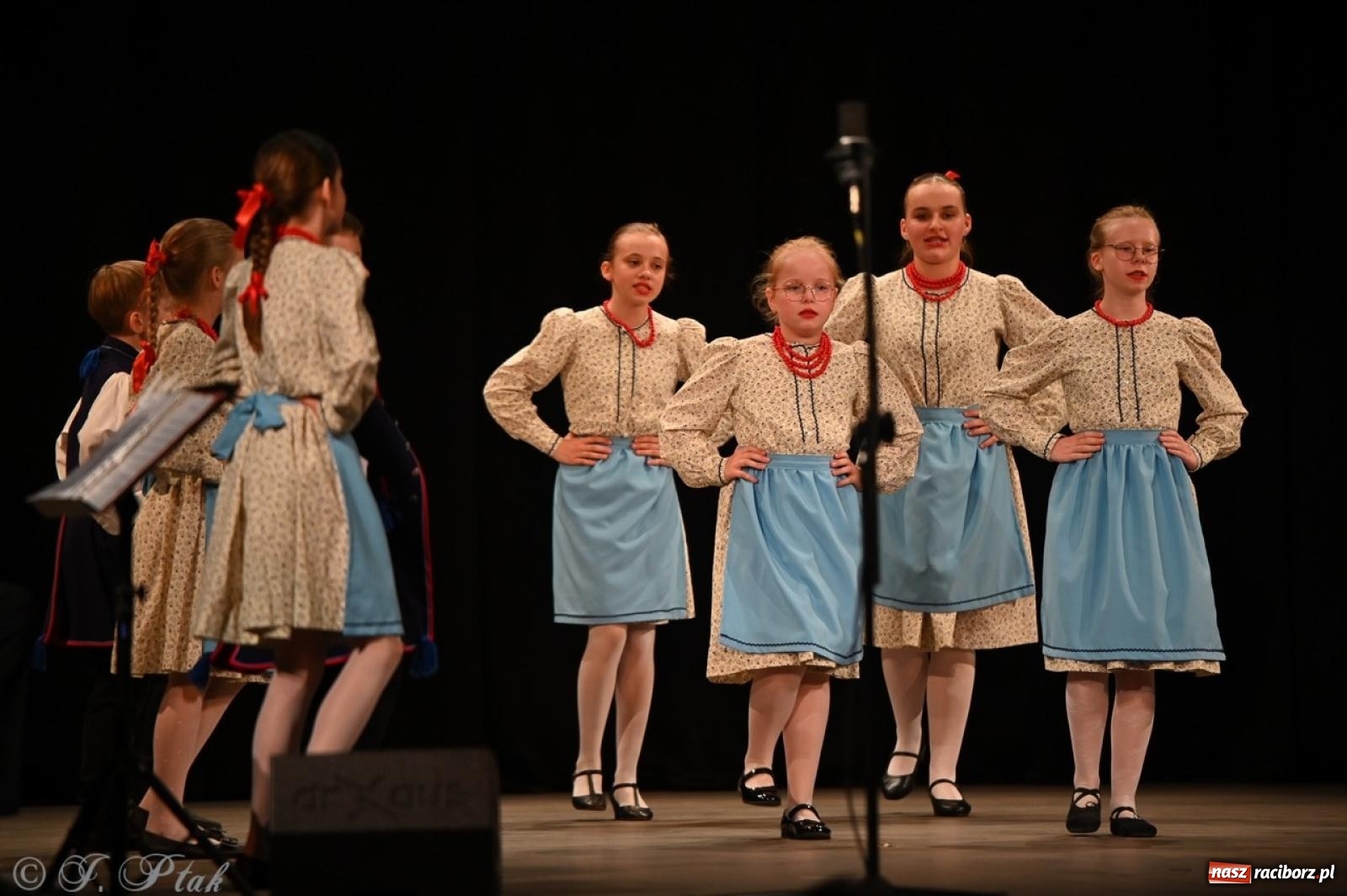 Zdjęcie w galerii na portalu naszraciborz.pl: Trzy pokolenia Strzechy na jednej scenie – koncert podsumowujący rok artystyczny wiadomości z regionu