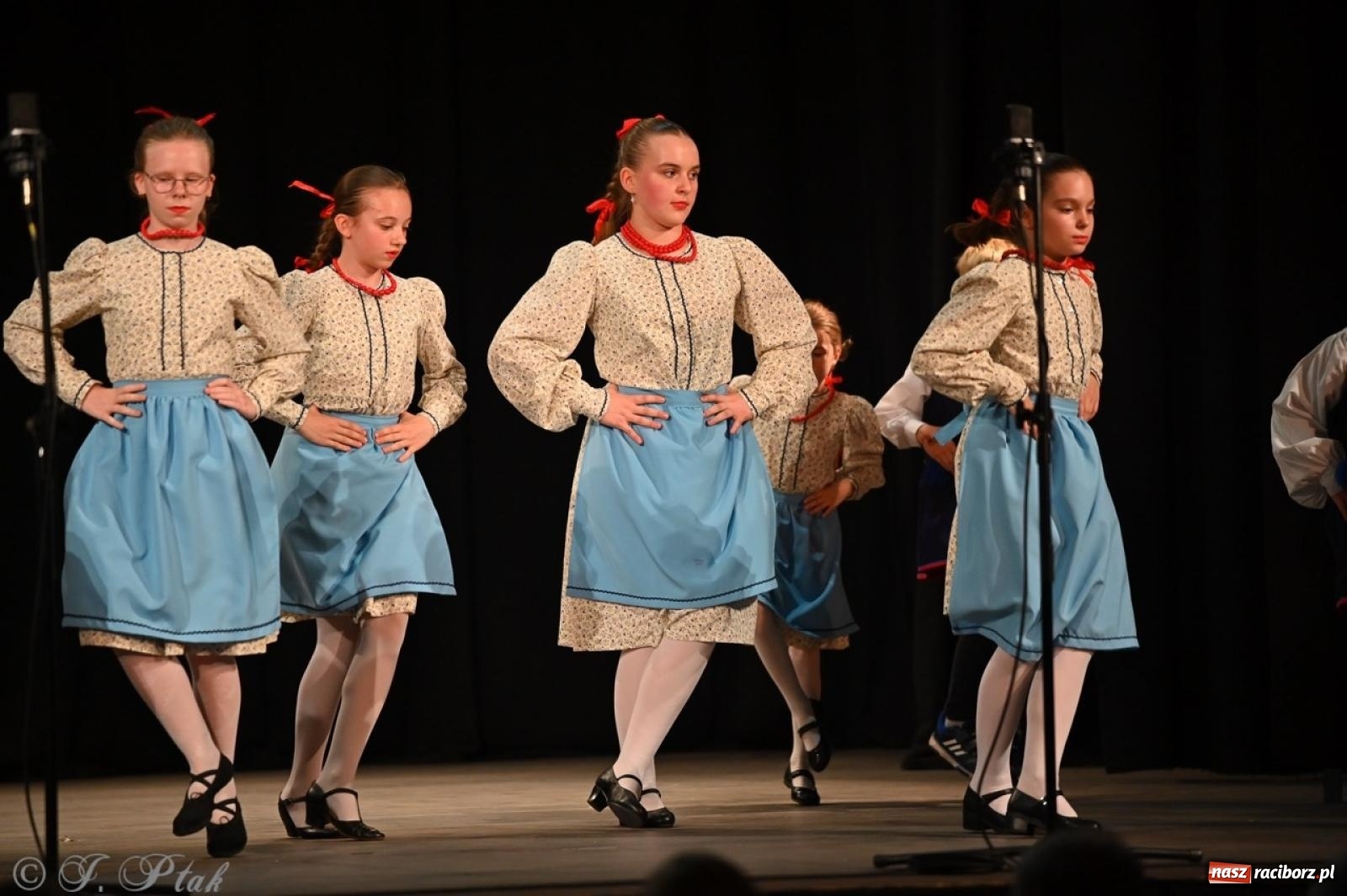 Zdjęcie w galerii na portalu naszraciborz.pl: Trzy pokolenia Strzechy na jednej scenie – koncert podsumowujący rok artystyczny wiadomości z regionu