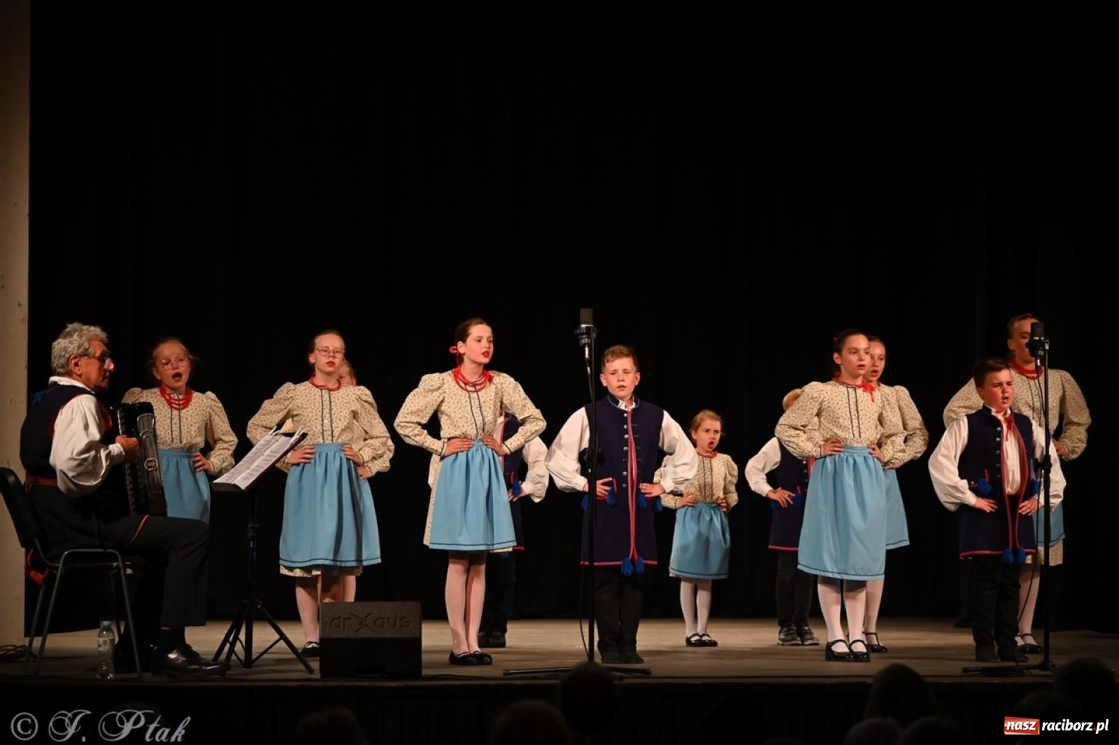 Zdjęcie w galerii na portalu naszraciborz.pl: Trzy pokolenia Strzechy na jednej scenie – koncert podsumowujący rok artystyczny wiadomości z regionu