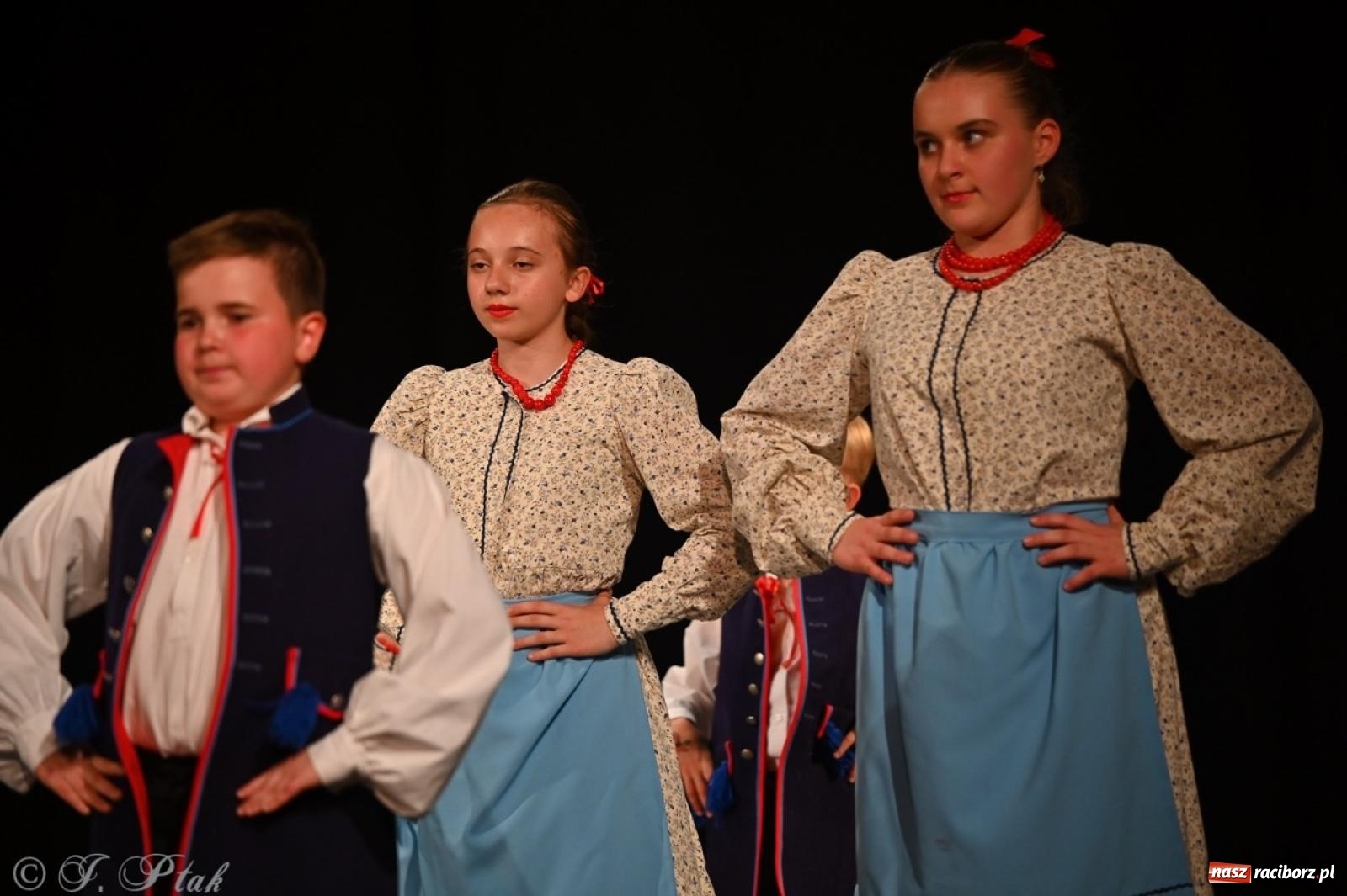 Zdjęcie w galerii na portalu naszraciborz.pl: Trzy pokolenia Strzechy na jednej scenie – koncert podsumowujący rok artystyczny wiadomości z regionu