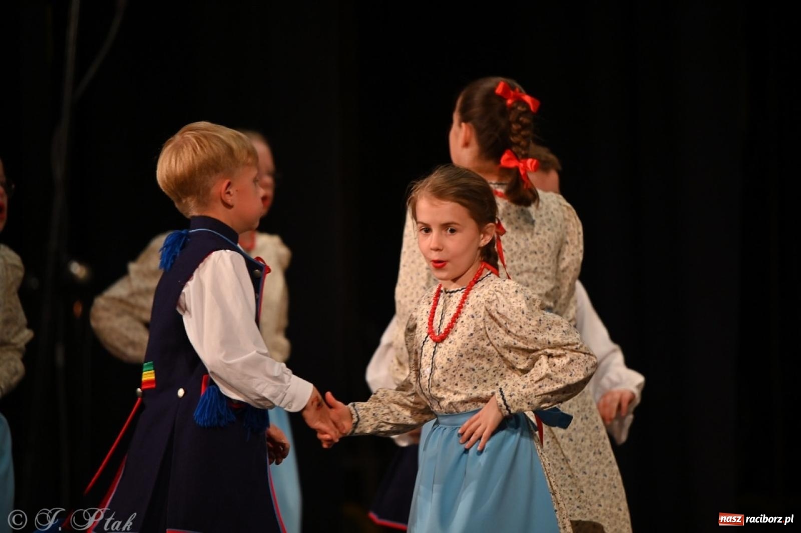 Zdjęcie w galerii na portalu naszraciborz.pl: Trzy pokolenia Strzechy na jednej scenie – koncert podsumowujący rok artystyczny wiadomości z regionu