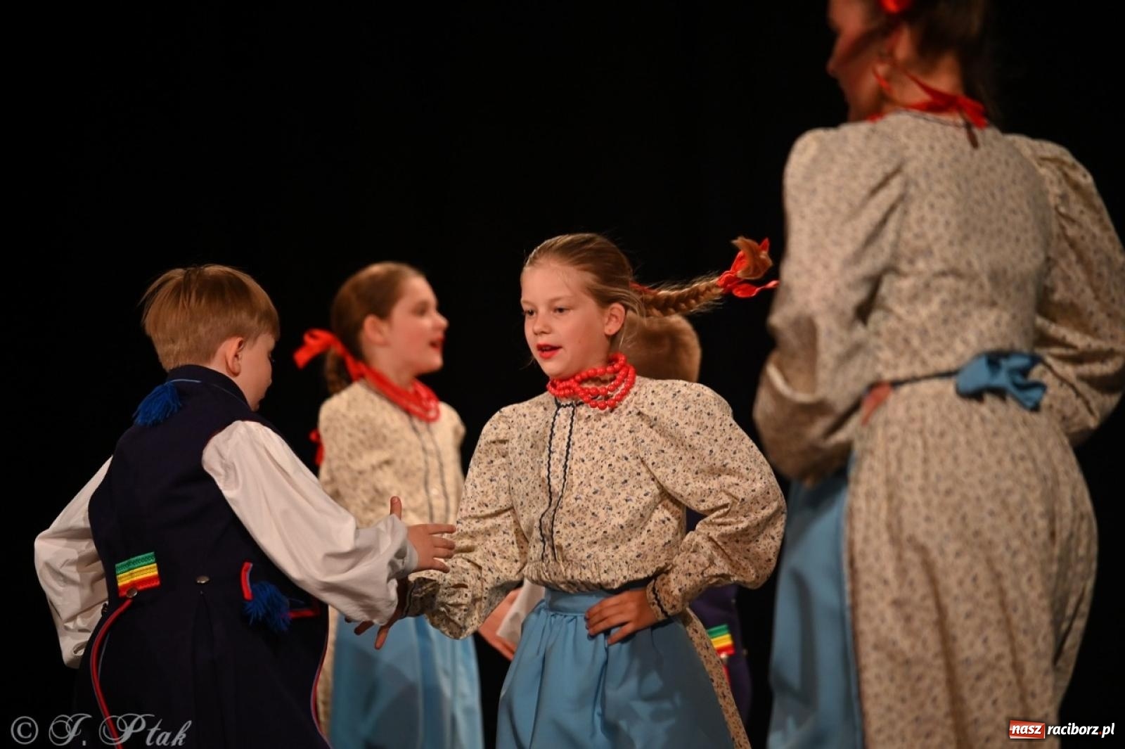 Zdjęcie w galerii na portalu naszraciborz.pl: Trzy pokolenia Strzechy na jednej scenie – koncert podsumowujący rok artystyczny wiadomości z regionu