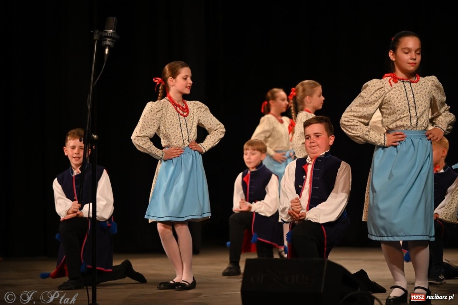 Zdjęcie w galerii na portalu naszraciborz.pl: Trzy pokolenia Strzechy na jednej scenie – koncert podsumowujący rok artystyczny wiadomości z regionu