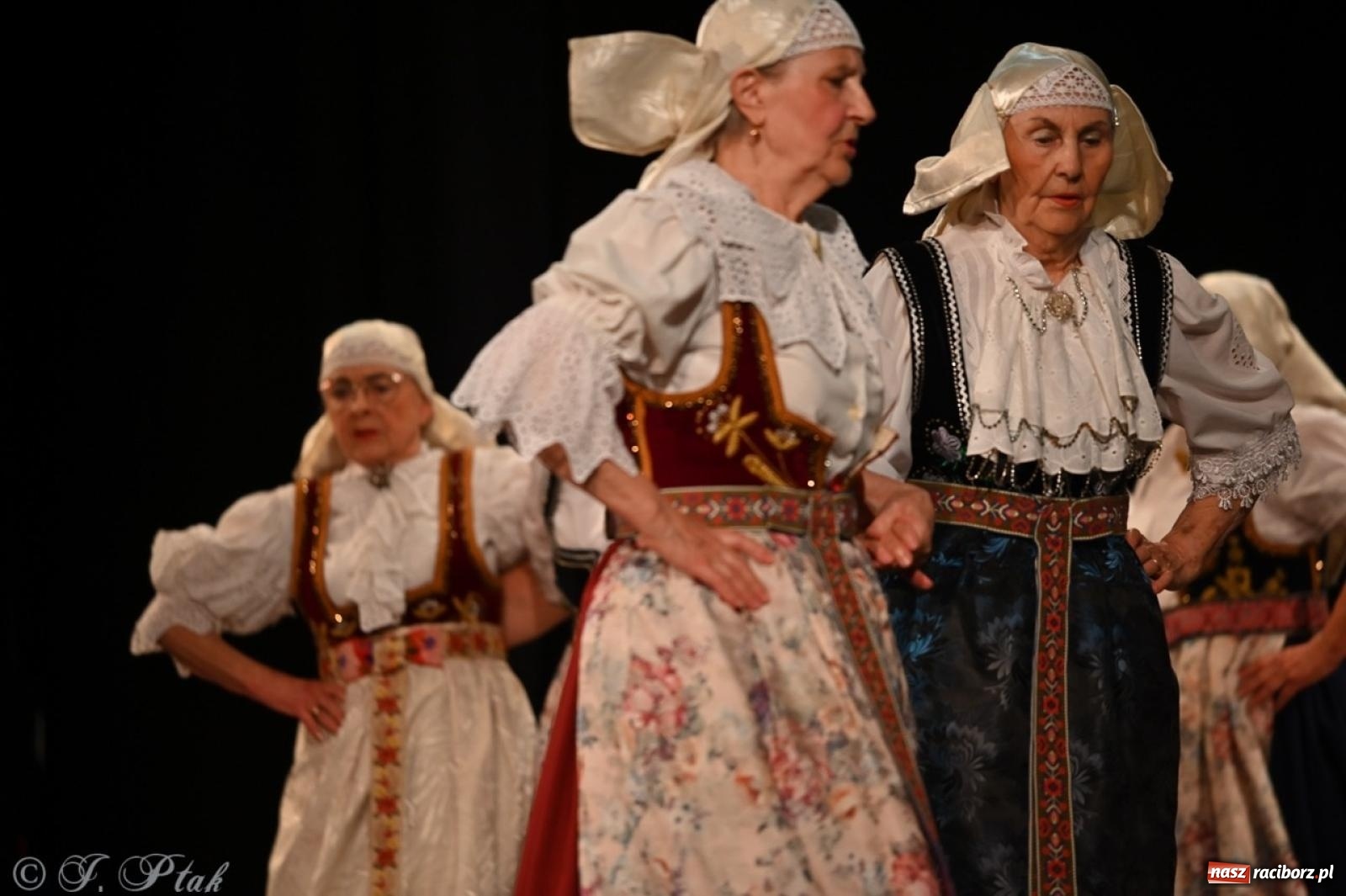 Zdjęcie w galerii na portalu naszraciborz.pl: Trzy pokolenia Strzechy na jednej scenie – koncert podsumowujący rok artystyczny wiadomości z regionu