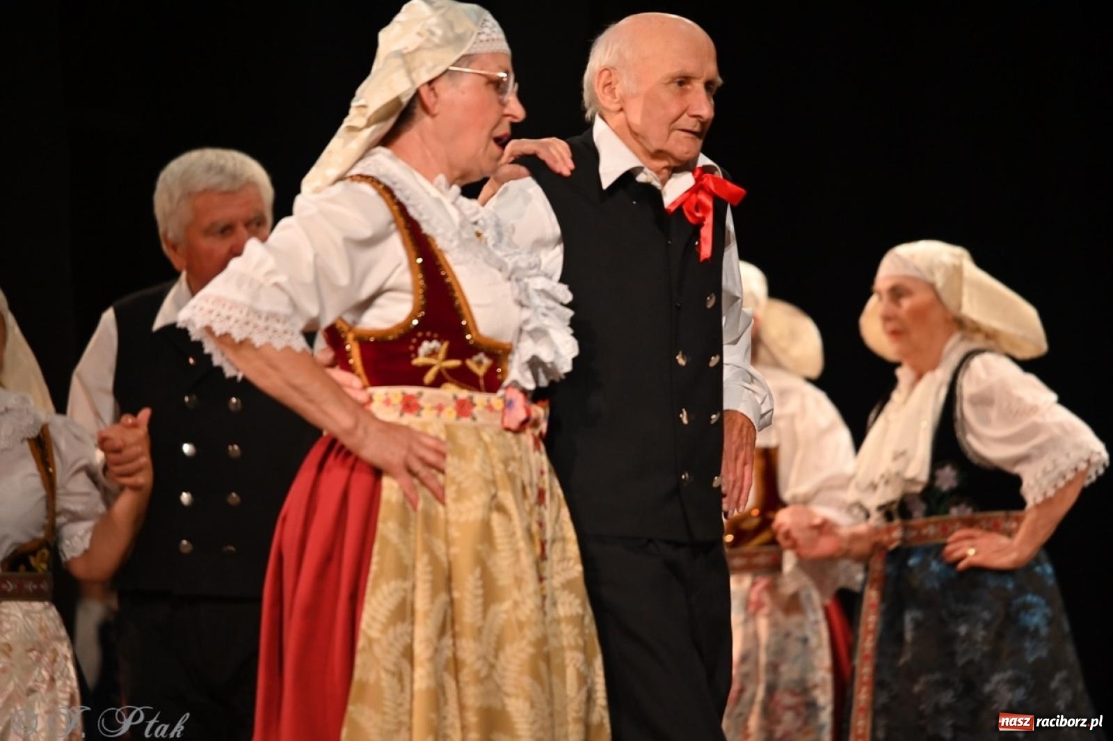 Zdjęcie w galerii na portalu naszraciborz.pl: Trzy pokolenia Strzechy na jednej scenie – koncert podsumowujący rok artystyczny wiadomości z regionu