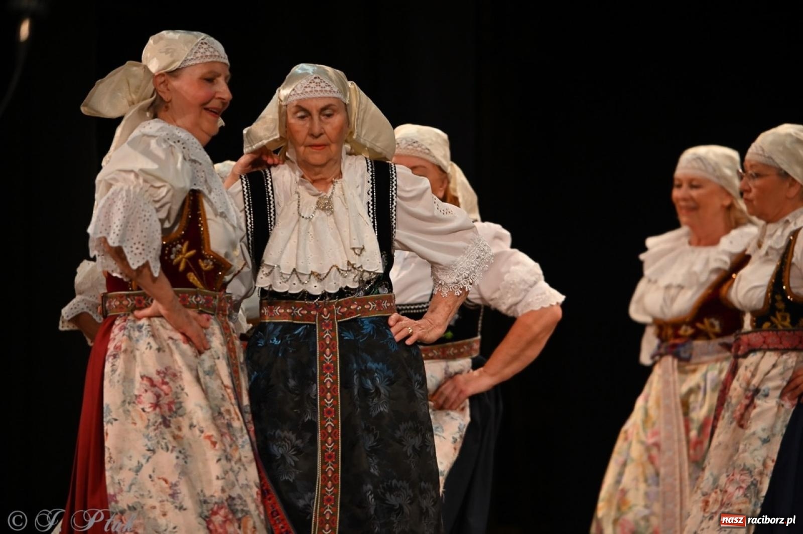 Zdjęcie w galerii na portalu naszraciborz.pl: Trzy pokolenia Strzechy na jednej scenie – koncert podsumowujący rok artystyczny wiadomości z regionu