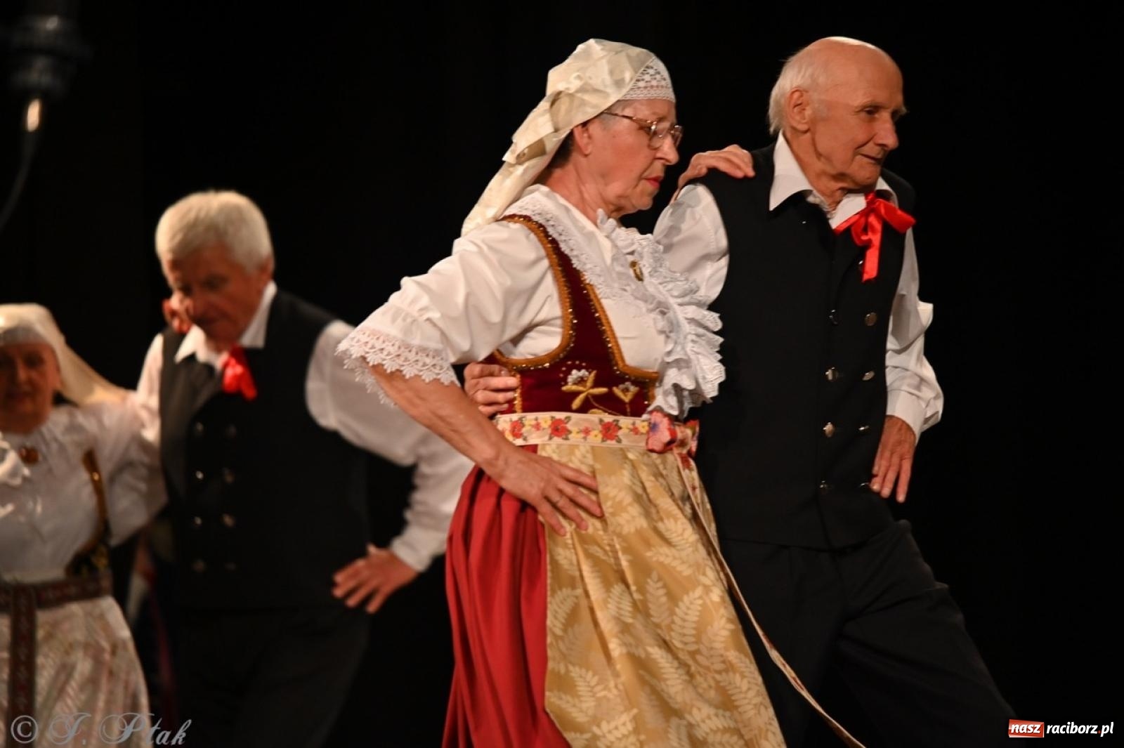 Zdjęcie w galerii na portalu naszraciborz.pl: Trzy pokolenia Strzechy na jednej scenie – koncert podsumowujący rok artystyczny wiadomości z regionu