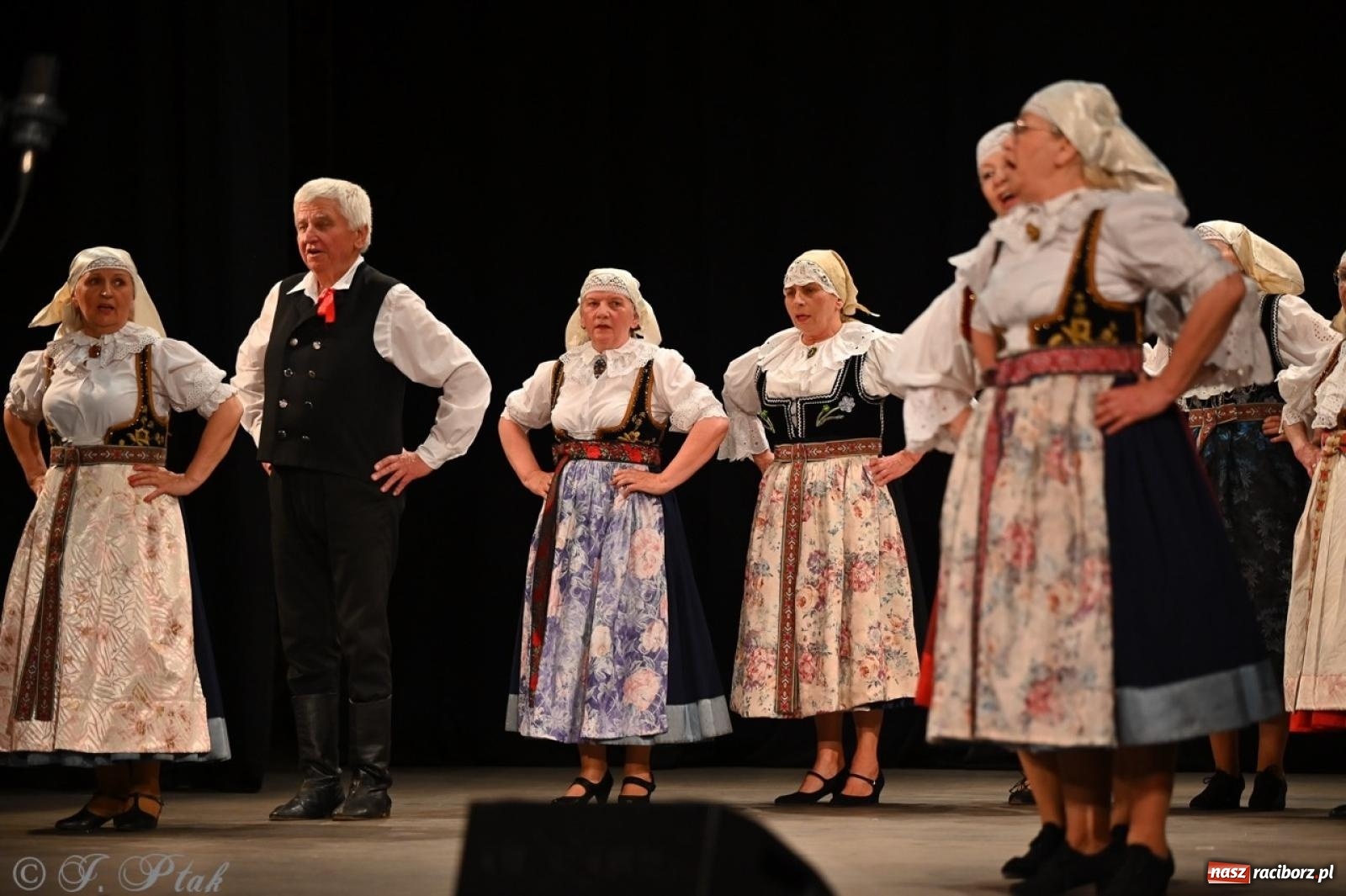 Zdjęcie w galerii na portalu naszraciborz.pl: Trzy pokolenia Strzechy na jednej scenie – koncert podsumowujący rok artystyczny wiadomości z regionu