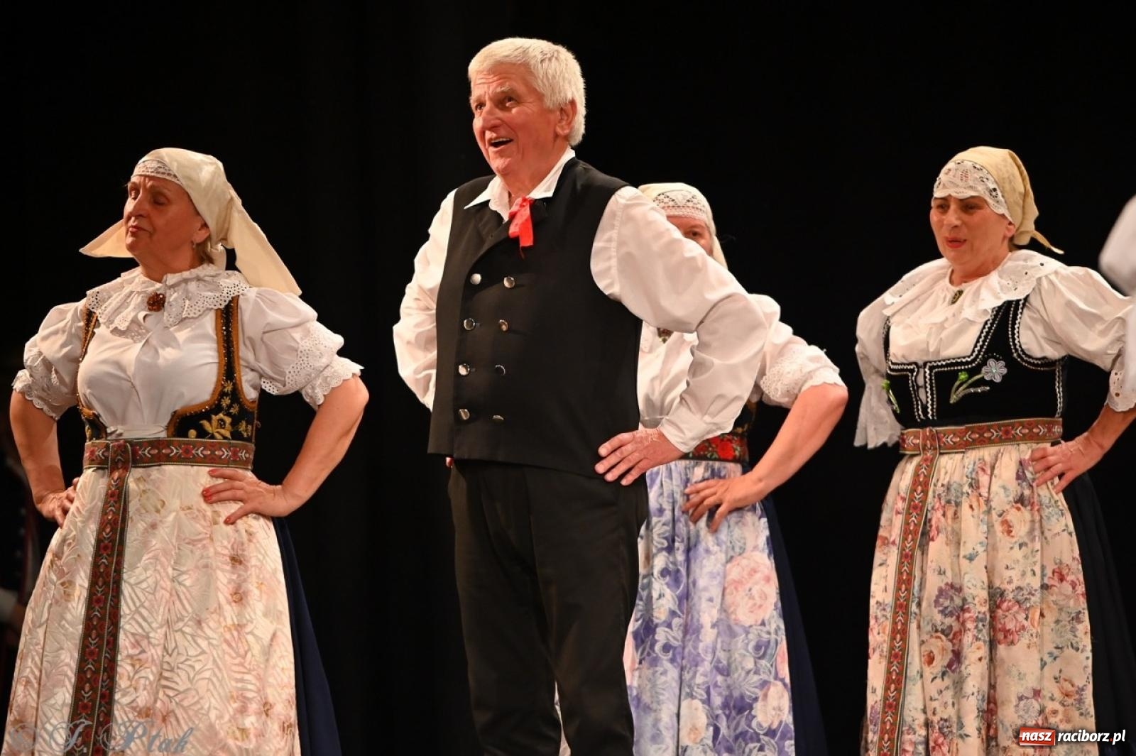 Zdjęcie w galerii na portalu naszraciborz.pl: Trzy pokolenia Strzechy na jednej scenie – koncert podsumowujący rok artystyczny wiadomości z regionu