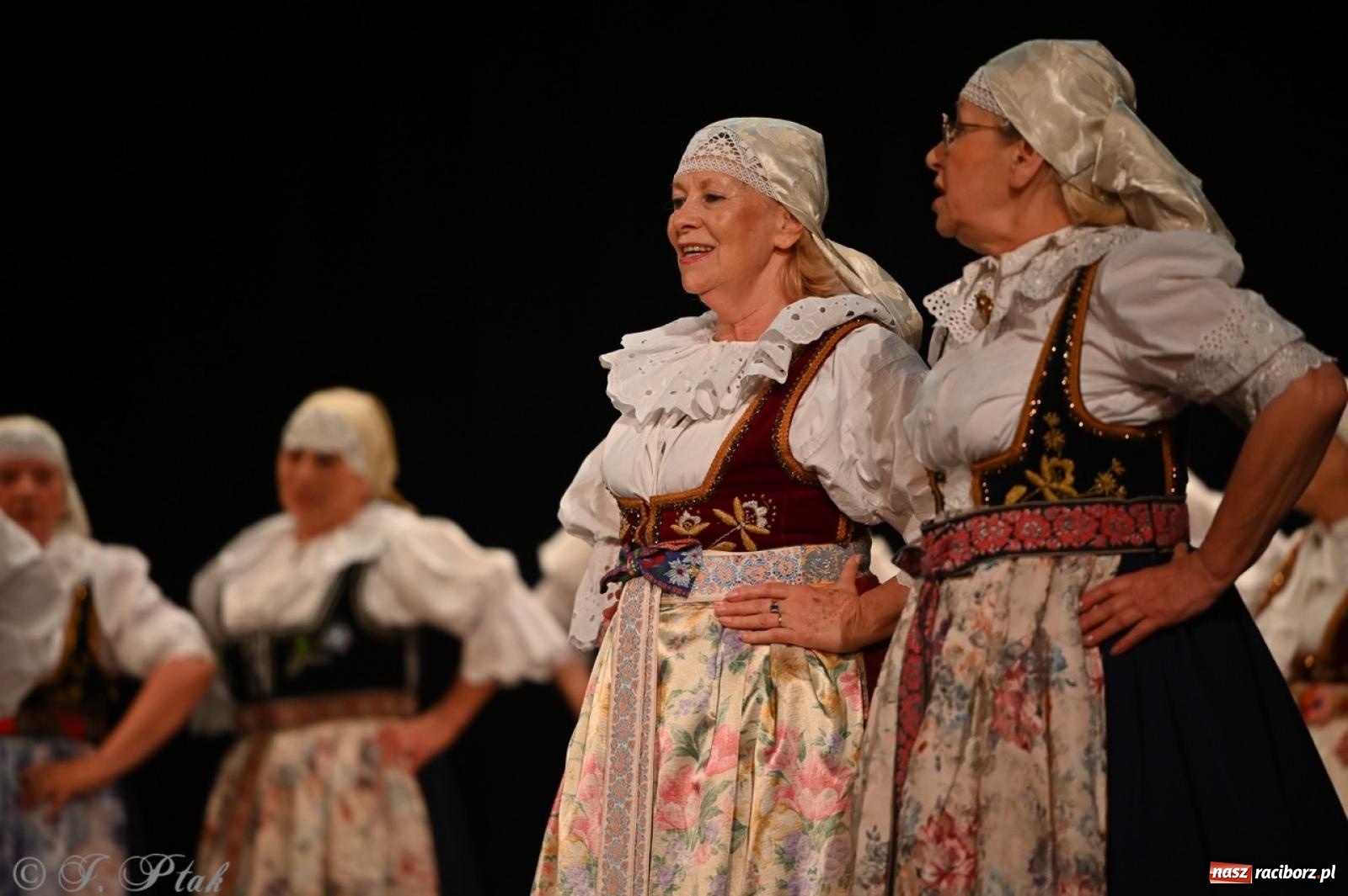 Zdjęcie w galerii na portalu naszraciborz.pl: Trzy pokolenia Strzechy na jednej scenie – koncert podsumowujący rok artystyczny wiadomości z regionu