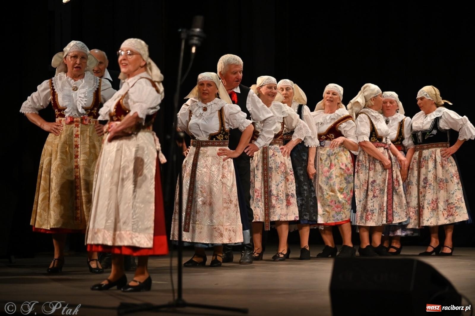 Zdjęcie w galerii na portalu naszraciborz.pl: Trzy pokolenia Strzechy na jednej scenie – koncert podsumowujący rok artystyczny wiadomości z regionu