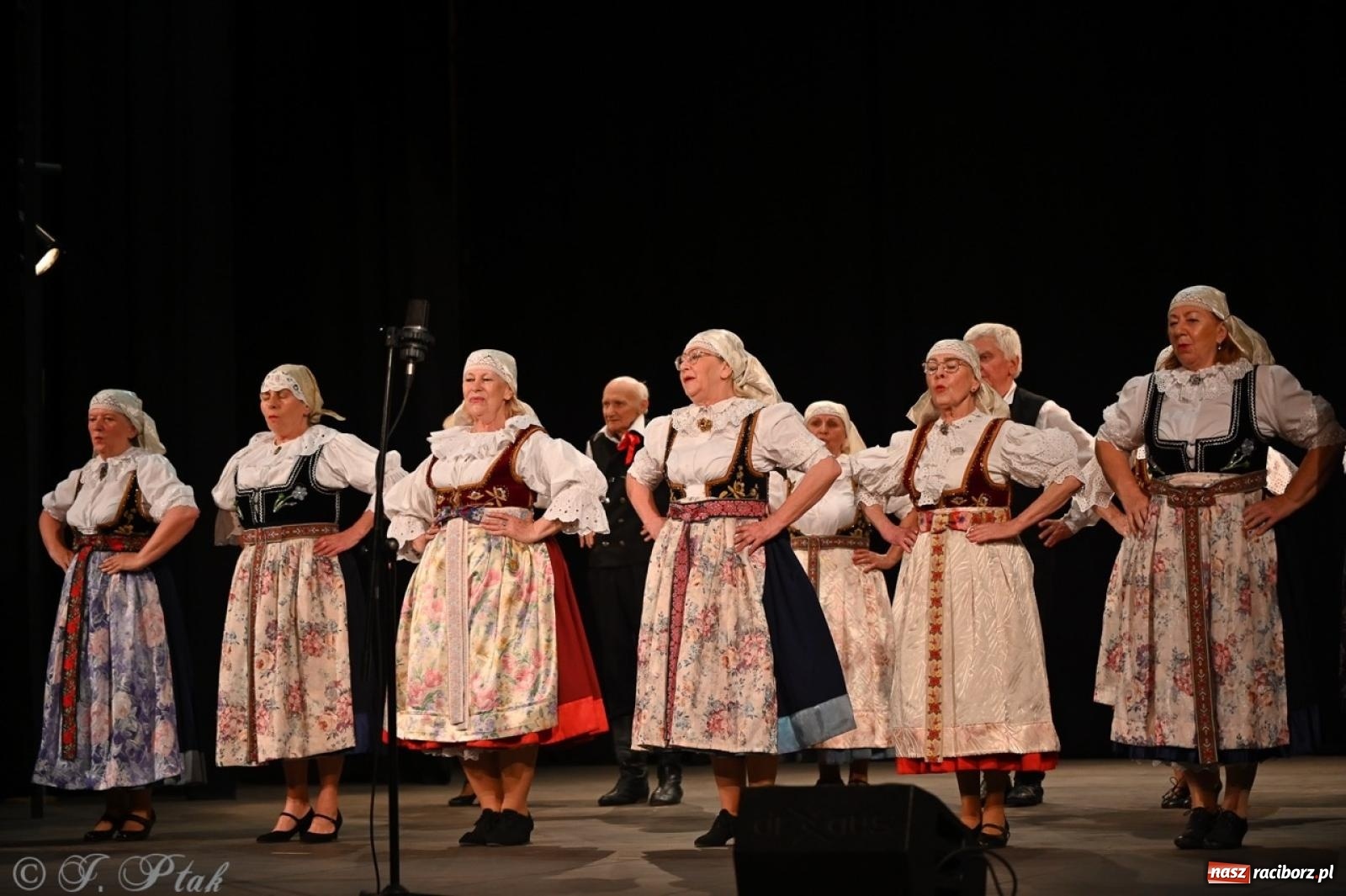 Zdjęcie w galerii na portalu naszraciborz.pl: Trzy pokolenia Strzechy na jednej scenie – koncert podsumowujący rok artystyczny wiadomości z regionu