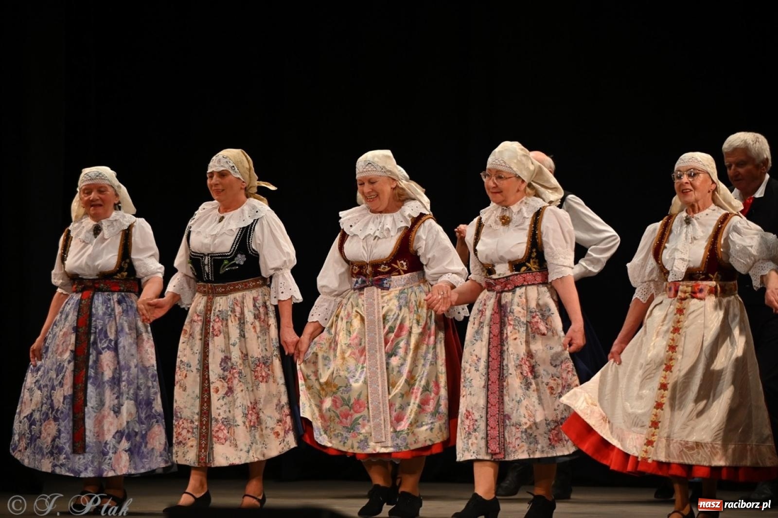 Zdjęcie w galerii na portalu naszraciborz.pl: Trzy pokolenia Strzechy na jednej scenie – koncert podsumowujący rok artystyczny wiadomości z regionu