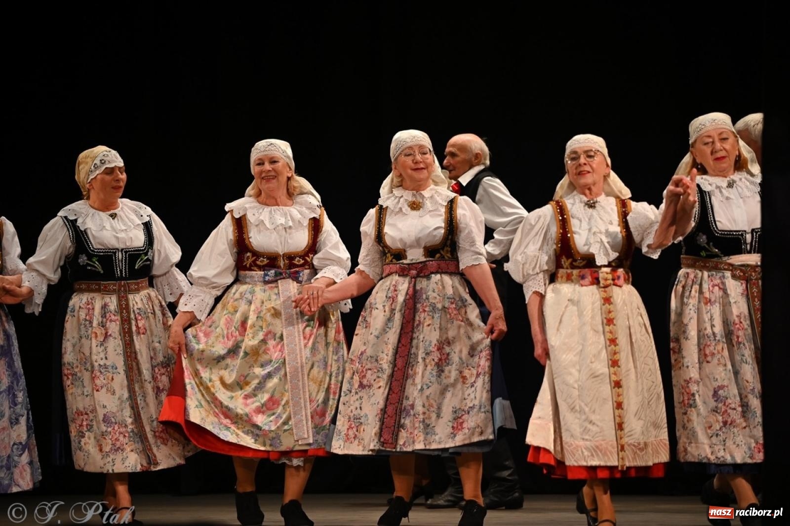 Zdjęcie w galerii na portalu naszraciborz.pl: Trzy pokolenia Strzechy na jednej scenie – koncert podsumowujący rok artystyczny wiadomości z regionu