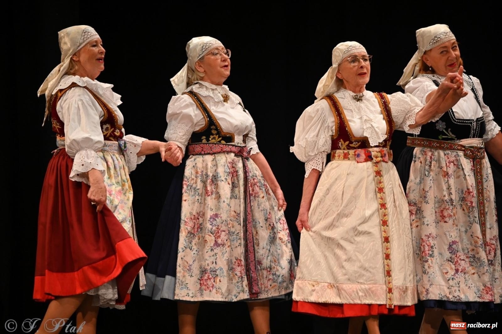 Zdjęcie w galerii na portalu naszraciborz.pl: Trzy pokolenia Strzechy na jednej scenie – koncert podsumowujący rok artystyczny wiadomości z regionu