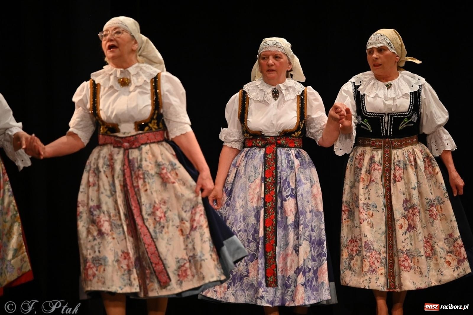 Zdjęcie w galerii na portalu naszraciborz.pl: Trzy pokolenia Strzechy na jednej scenie – koncert podsumowujący rok artystyczny wiadomości z regionu