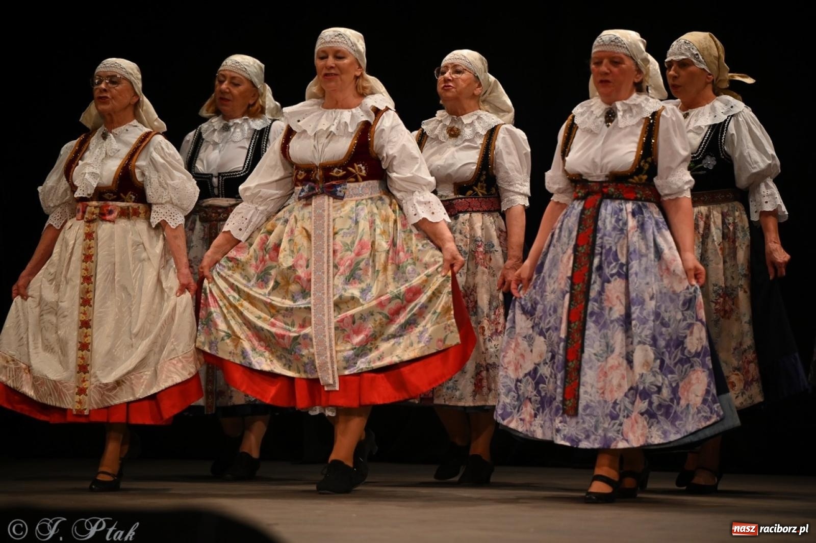 Zdjęcie w galerii na portalu naszraciborz.pl: Trzy pokolenia Strzechy na jednej scenie – koncert podsumowujący rok artystyczny wiadomości z regionu