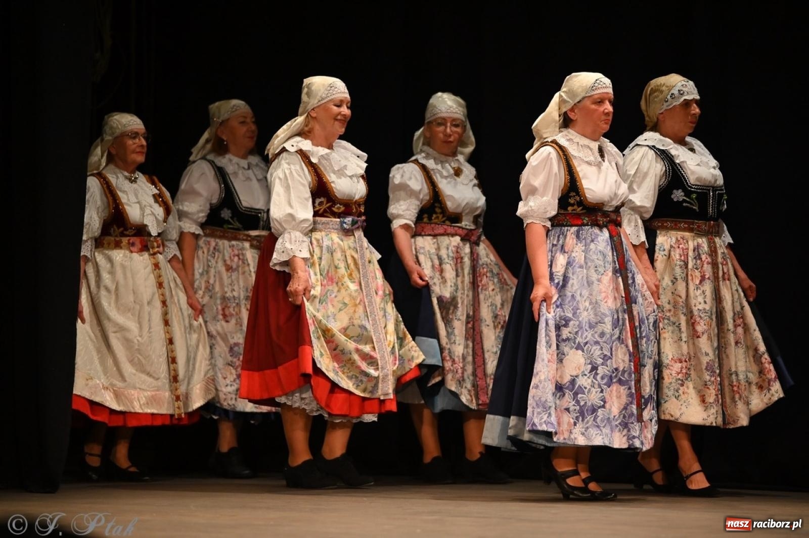 Zdjęcie w galerii na portalu naszraciborz.pl: Trzy pokolenia Strzechy na jednej scenie – koncert podsumowujący rok artystyczny wiadomości z regionu