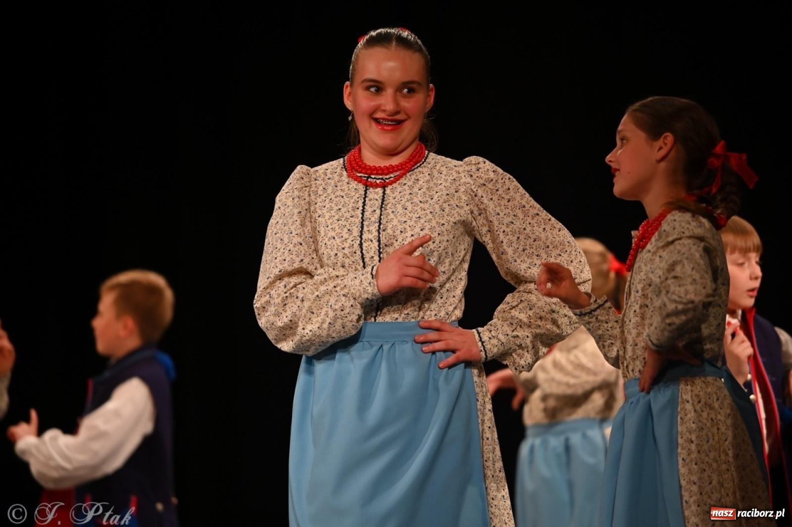 Zdjęcie w galerii na portalu naszraciborz.pl: Trzy pokolenia Strzechy na jednej scenie – koncert podsumowujący rok artystyczny wiadomości z regionu