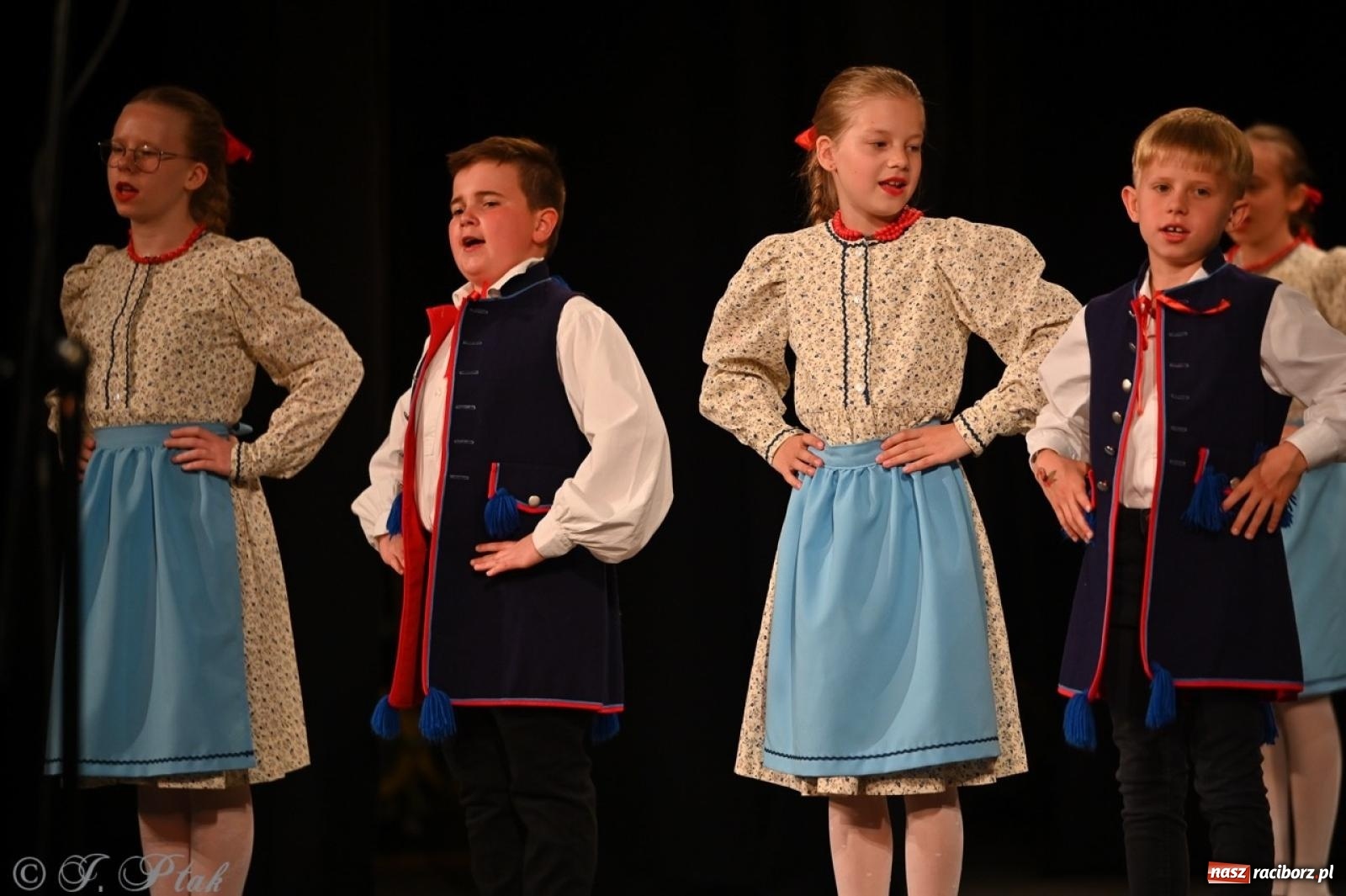 Zdjęcie w galerii na portalu naszraciborz.pl: Trzy pokolenia Strzechy na jednej scenie – koncert podsumowujący rok artystyczny wiadomości z regionu