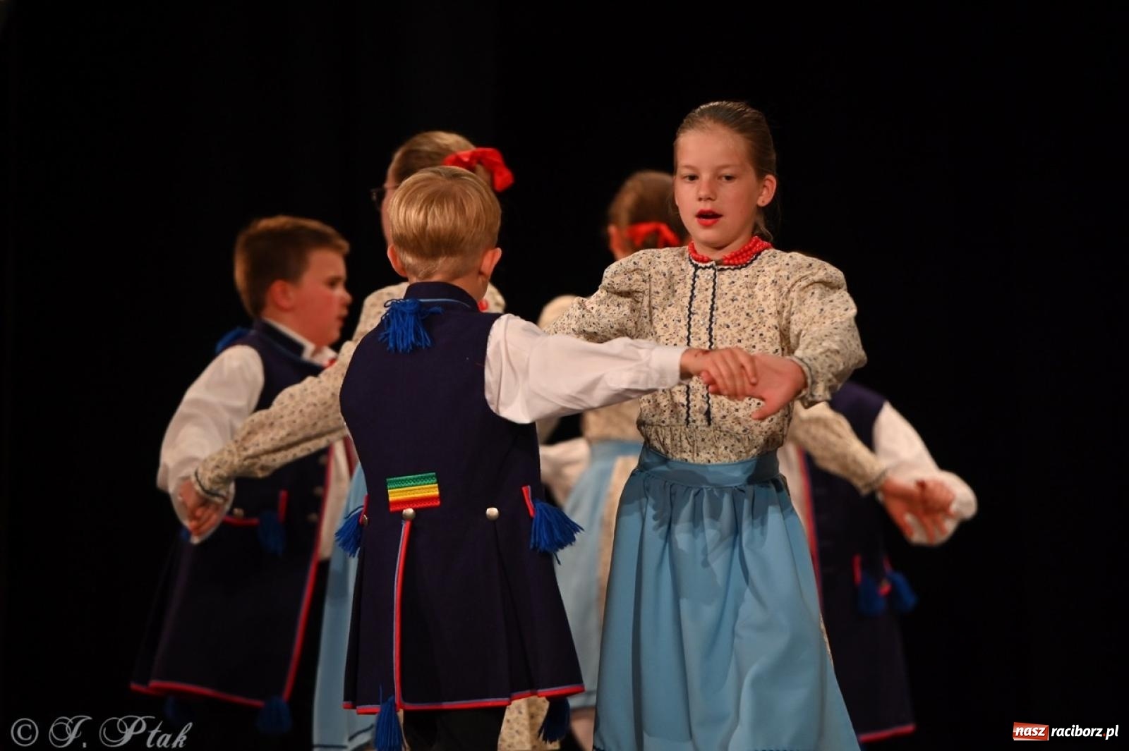 Zdjęcie w galerii na portalu naszraciborz.pl: Trzy pokolenia Strzechy na jednej scenie – koncert podsumowujący rok artystyczny wiadomości z regionu