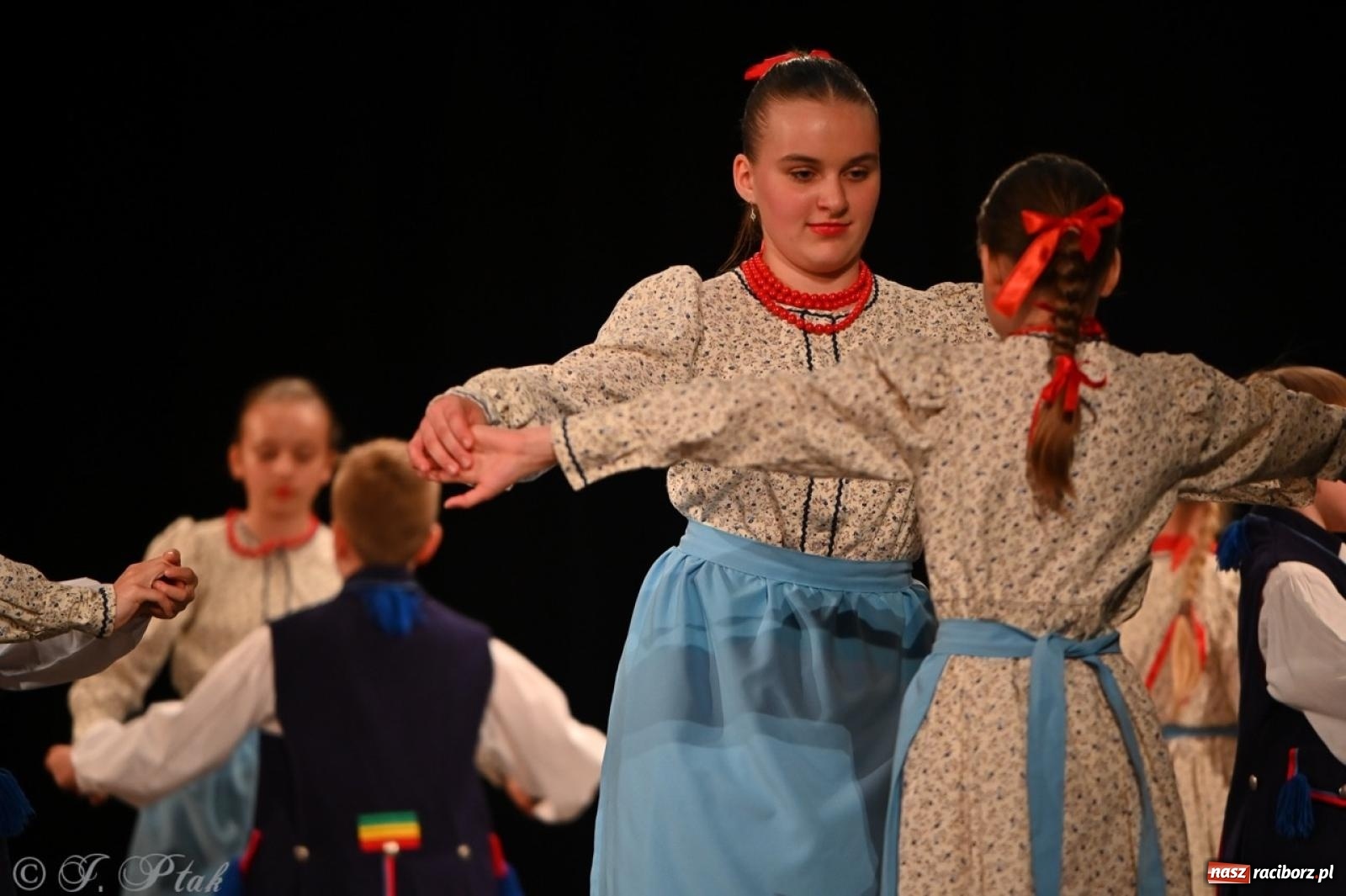 Zdjęcie w galerii na portalu naszraciborz.pl: Trzy pokolenia Strzechy na jednej scenie – koncert podsumowujący rok artystyczny wiadomości z regionu