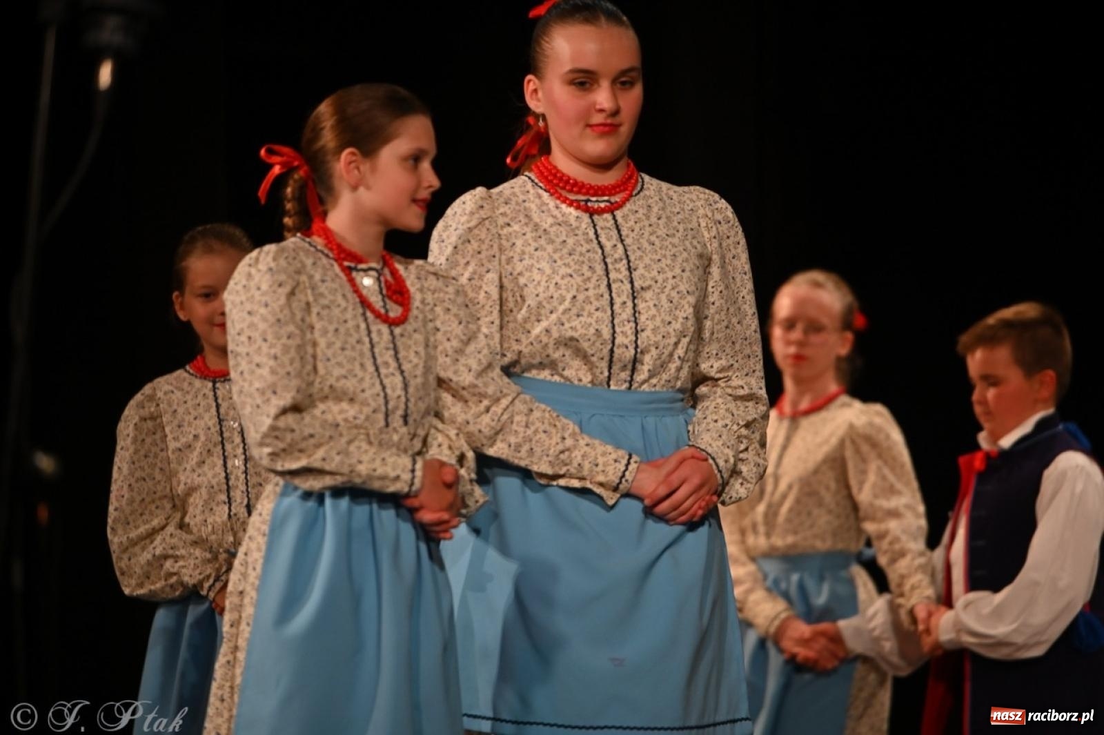 Zdjęcie w galerii na portalu naszraciborz.pl: Trzy pokolenia Strzechy na jednej scenie – koncert podsumowujący rok artystyczny wiadomości z regionu