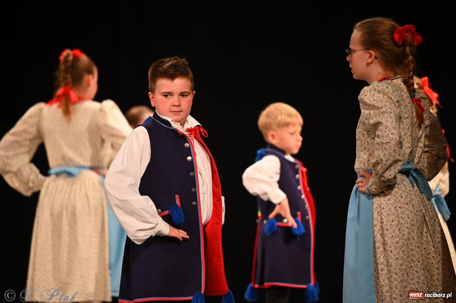 Zdjęcie w galerii na portalu naszraciborz.pl: Trzy pokolenia Strzechy na jednej scenie – koncert podsumowujący rok artystyczny wiadomości z regionu