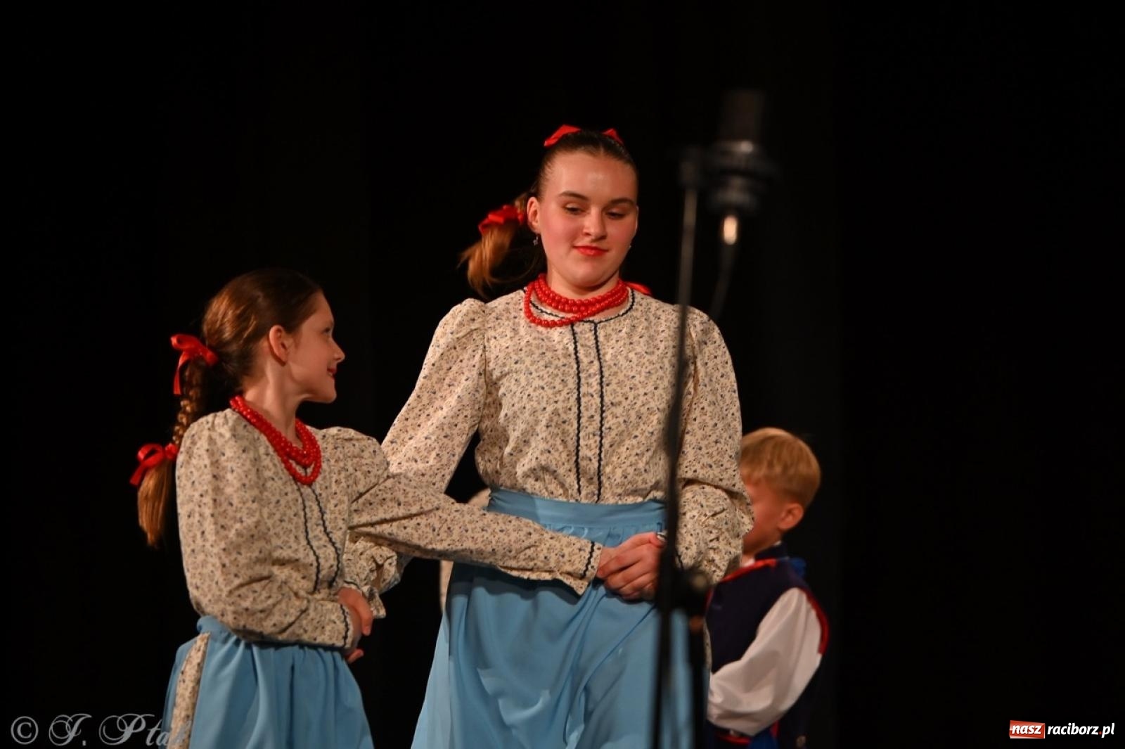 Zdjęcie w galerii na portalu naszraciborz.pl: Trzy pokolenia Strzechy na jednej scenie – koncert podsumowujący rok artystyczny wiadomości z regionu