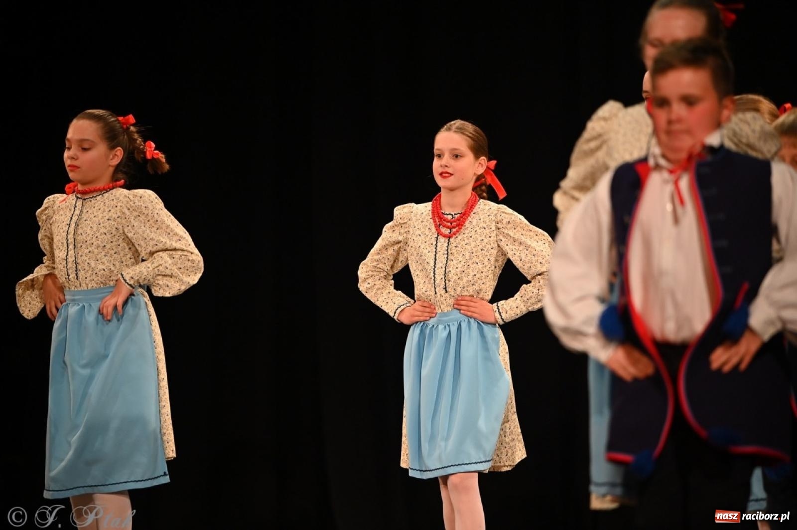 Zdjęcie w galerii na portalu naszraciborz.pl: Trzy pokolenia Strzechy na jednej scenie – koncert podsumowujący rok artystyczny wiadomości z regionu