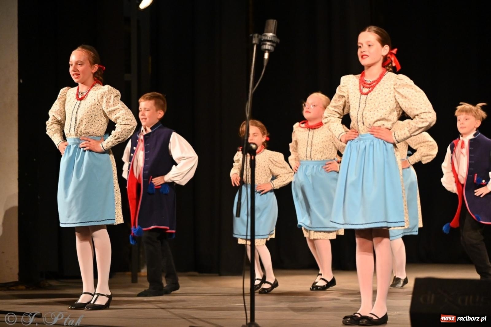Zdjęcie w galerii na portalu naszraciborz.pl: Trzy pokolenia Strzechy na jednej scenie – koncert podsumowujący rok artystyczny wiadomości z regionu