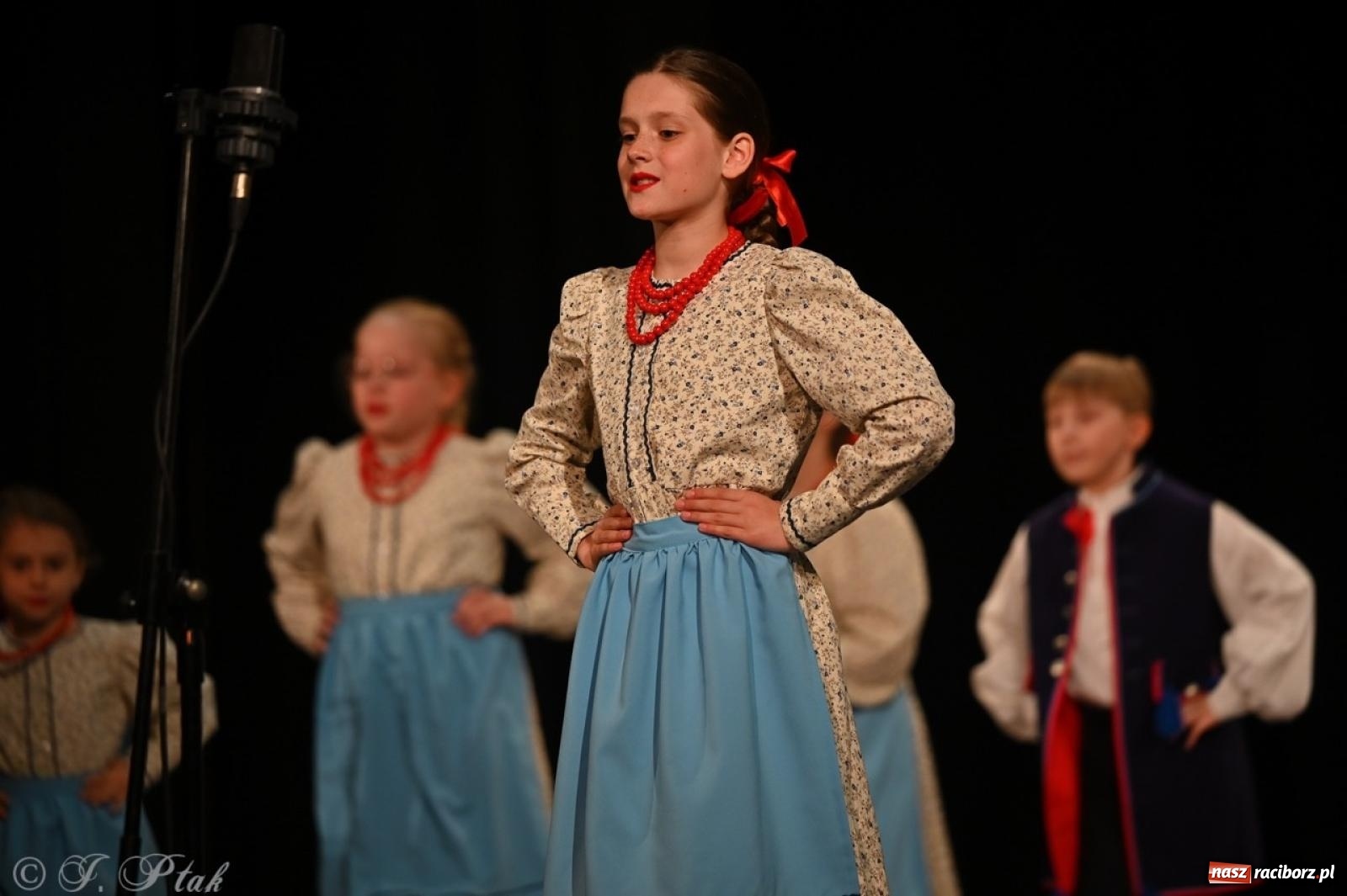 Zdjęcie w galerii na portalu naszraciborz.pl: Trzy pokolenia Strzechy na jednej scenie – koncert podsumowujący rok artystyczny wiadomości z regionu