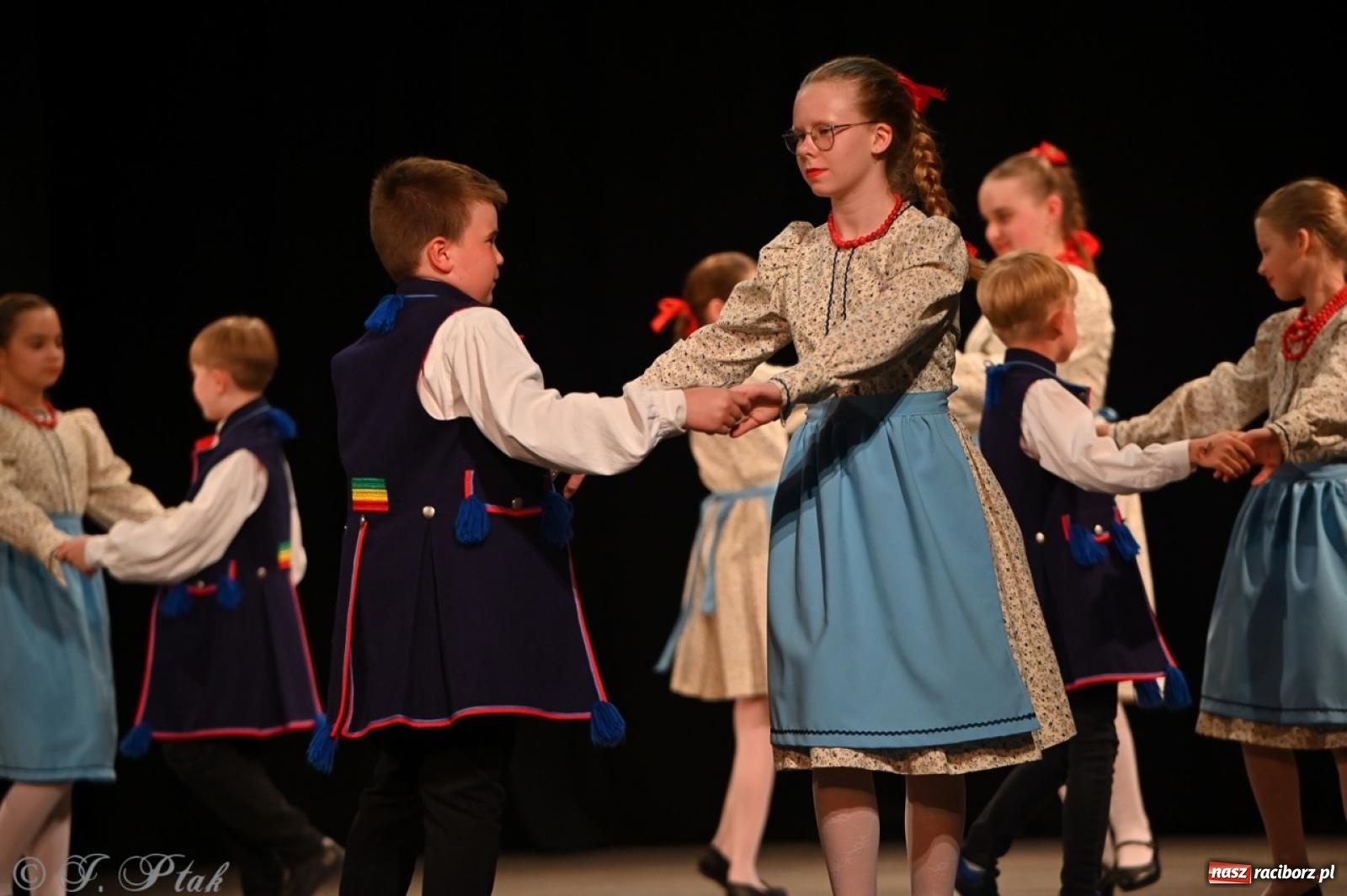 Zdjęcie w galerii na portalu naszraciborz.pl: Trzy pokolenia Strzechy na jednej scenie – koncert podsumowujący rok artystyczny wiadomości z regionu