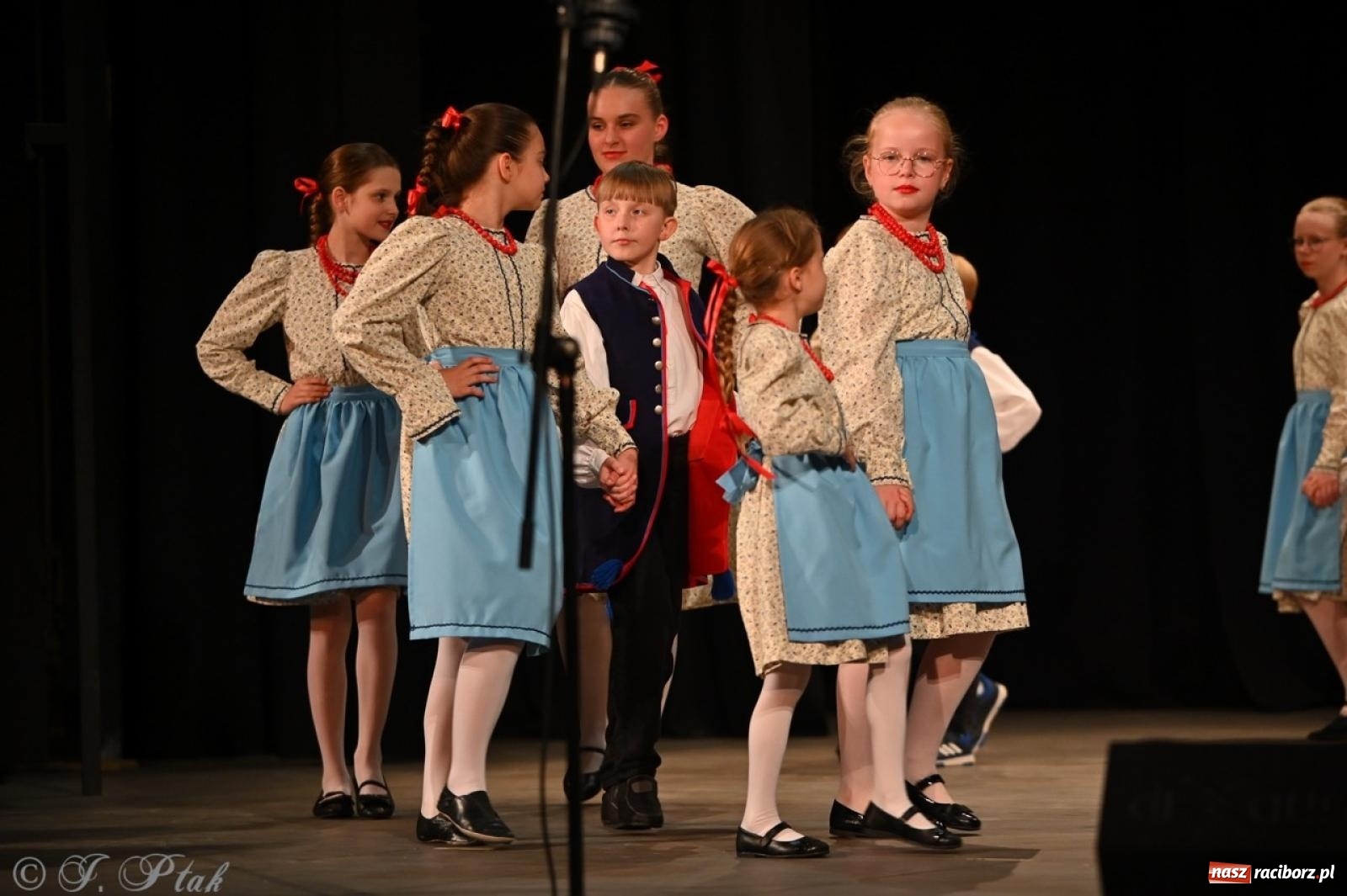 Zdjęcie w galerii na portalu naszraciborz.pl: Trzy pokolenia Strzechy na jednej scenie – koncert podsumowujący rok artystyczny wiadomości z regionu