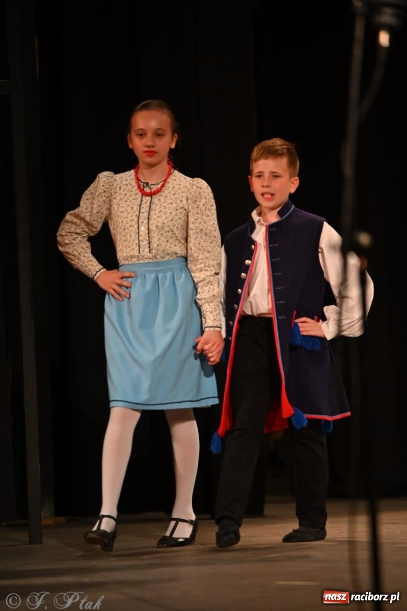 Zdjęcie w galerii na portalu naszraciborz.pl: Trzy pokolenia Strzechy na jednej scenie – koncert podsumowujący rok artystyczny wiadomości z regionu